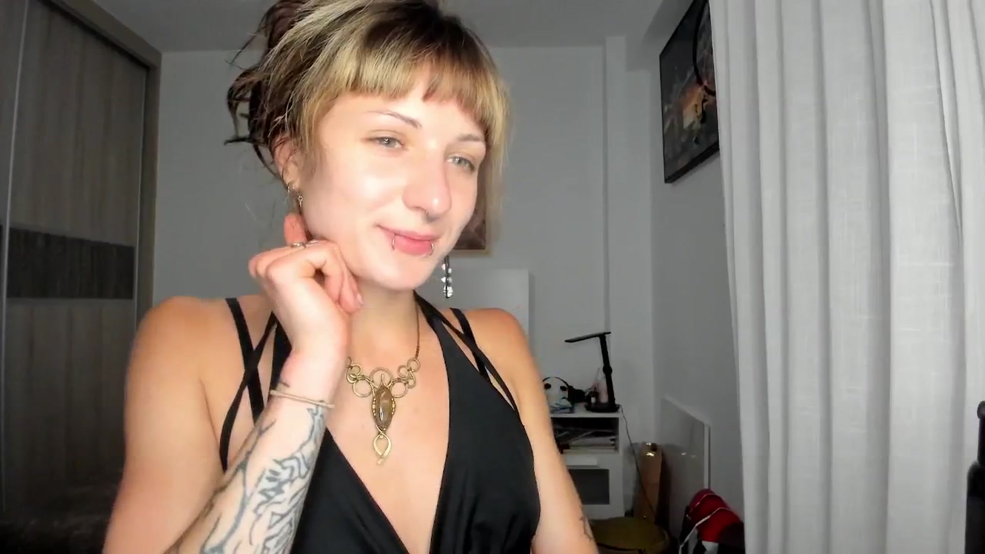 Gallery image thumbnail from Black_Aranya's myfreecams stream on, 04/08/2026, 20:33 image 16 of 20