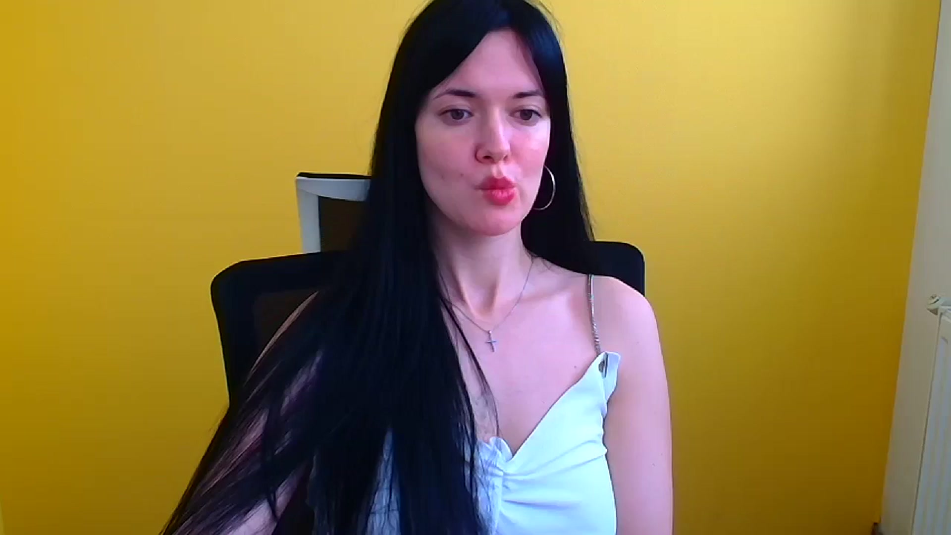 Gallery image thumbnail from Black_Red's myfreecams stream on, 04/06/2024, 09:47 image 15 of 20