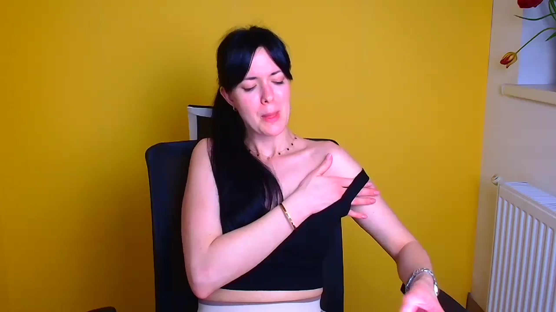 Gallery image thumbnail from Black_Red's myfreecams stream on, 04/25/2024, 16:45 image 16 of 20
