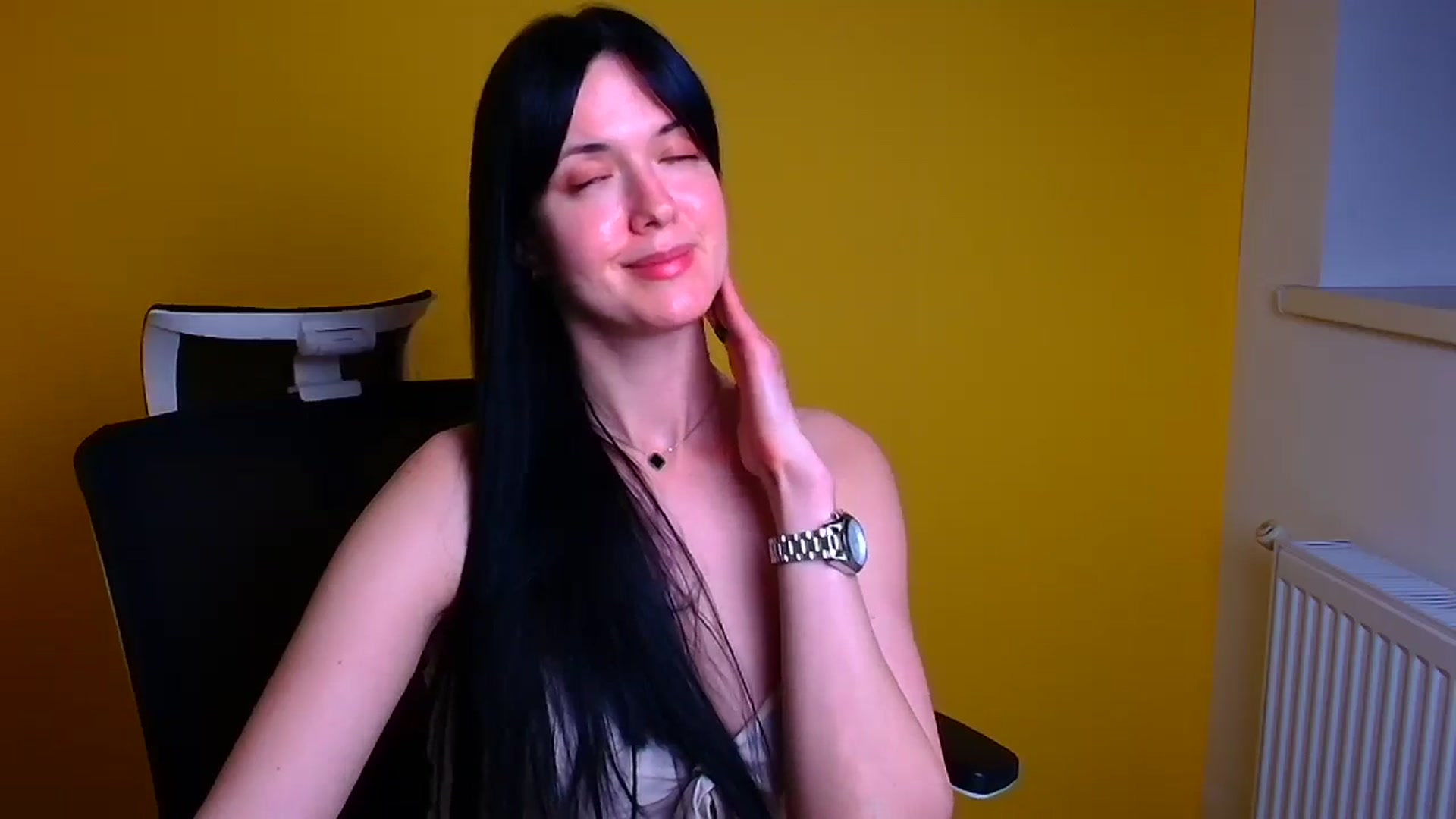 Gallery image thumbnail from Black_Red's myfreecams stream on, 05/10/2024, 15:52 image 17 of 20