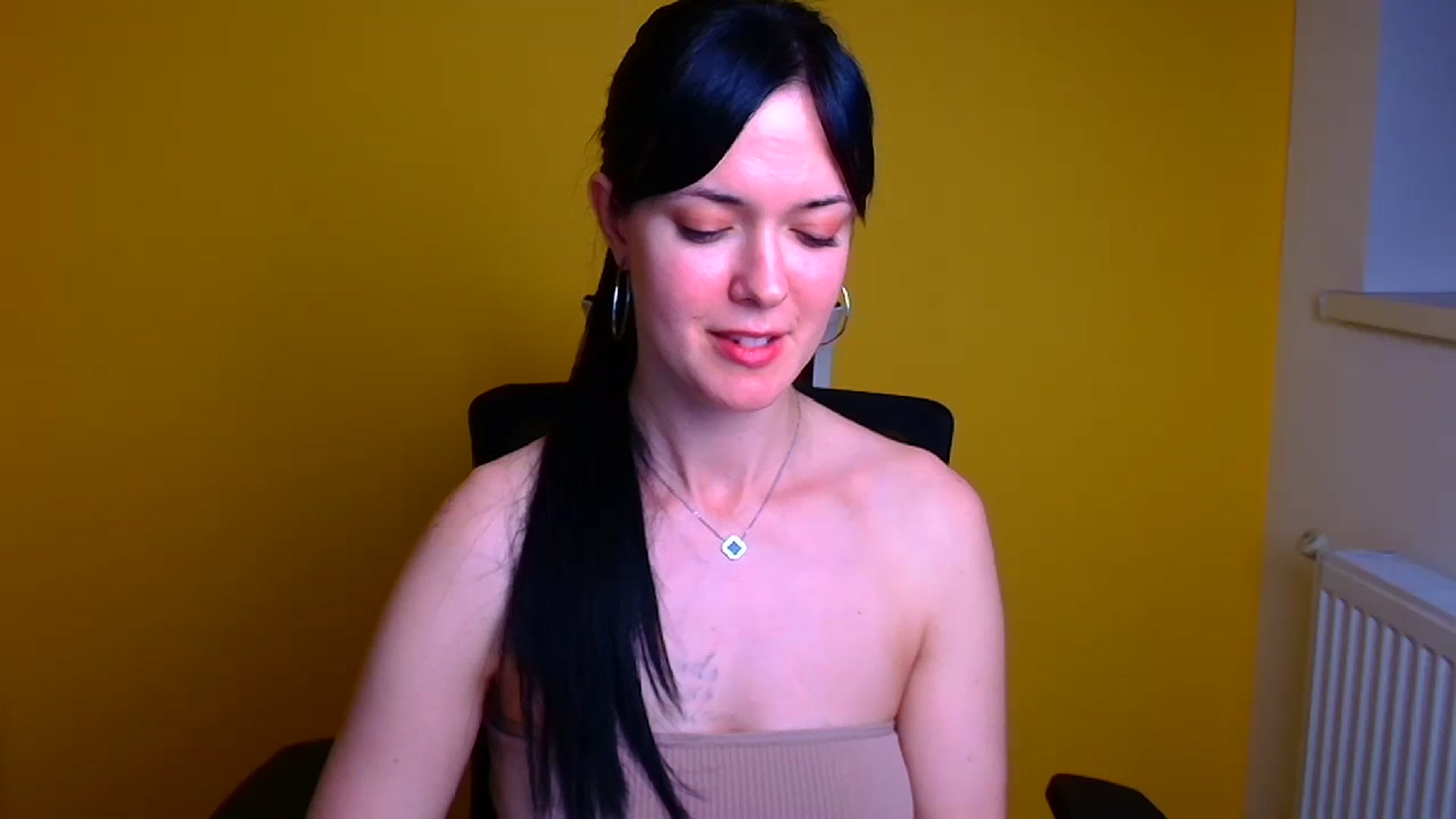 Gallery image thumbnail from Black_Red's myfreecams stream on, 05/11/2024, 10:40 image 14 of 20