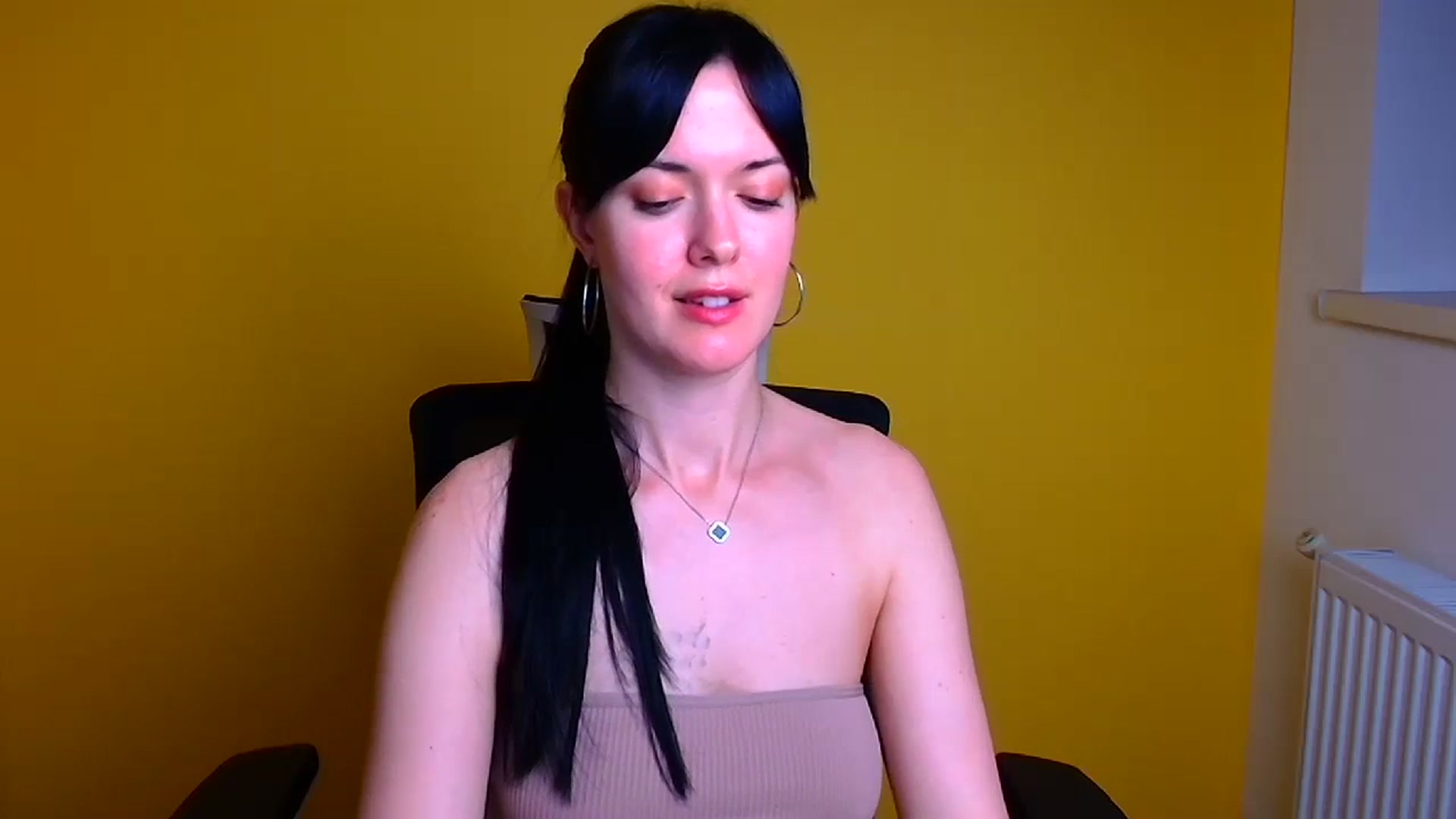 Gallery image thumbnail from Black_Red's myfreecams stream on, 05/11/2024, 10:40 image 10 of 20