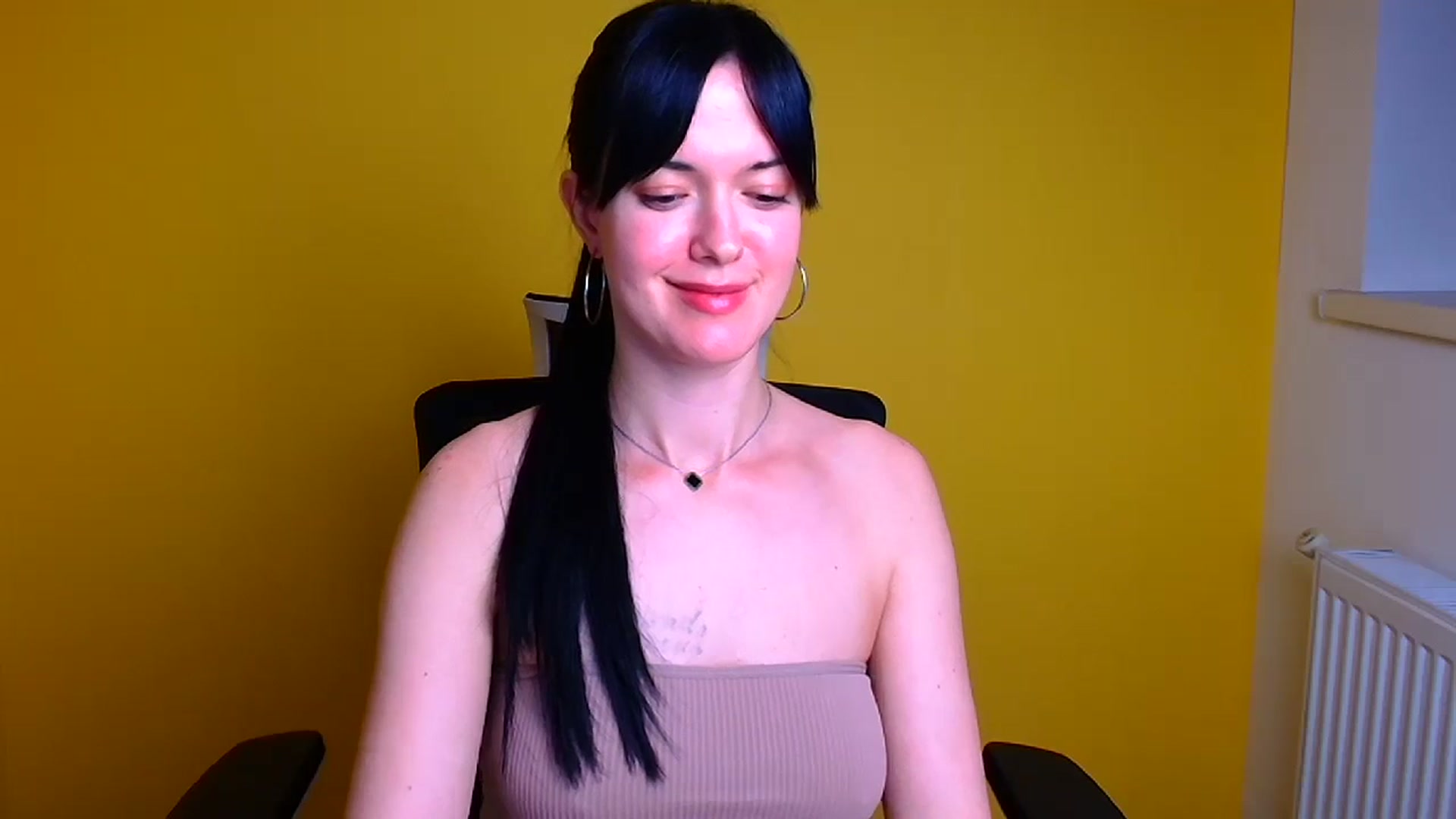 Gallery image thumbnail from Black_Red's myfreecams stream on, 05/11/2024, 10:40 image 8 of 20