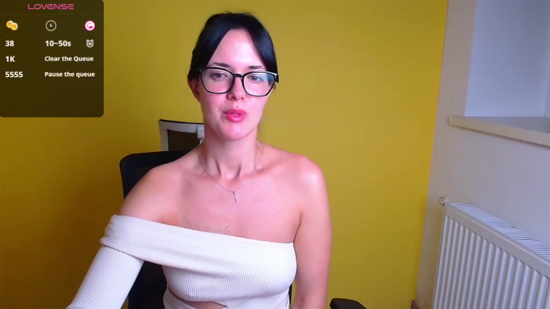 Gallery image thumbnail from Black_Red's myfreecams stream on, 09/23/2024, 21:34 image 14 of 20