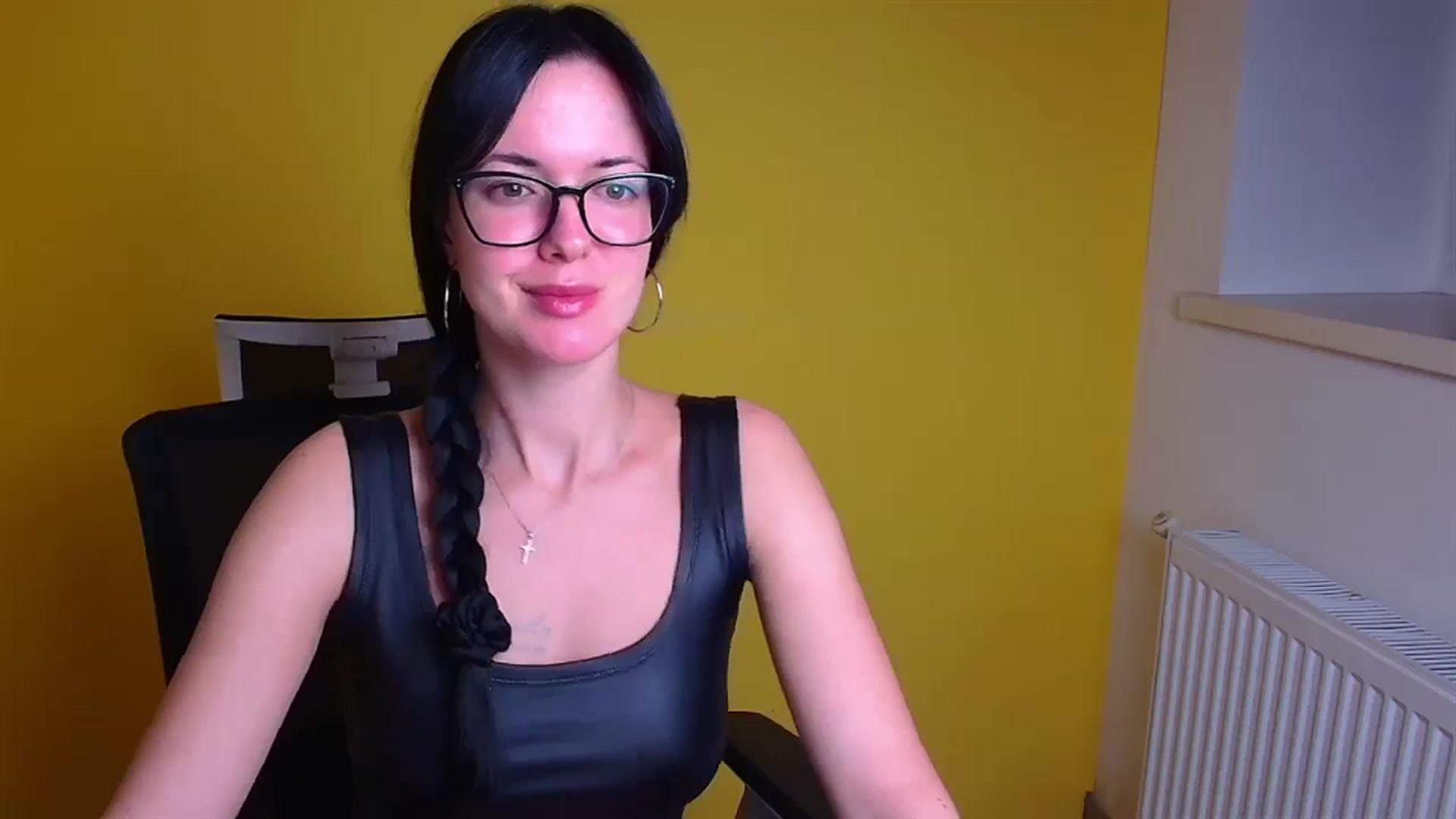 Gallery image thumbnail from Black_Red's myfreecams stream on, 11/17/2024, 07:32 image 11 of 20