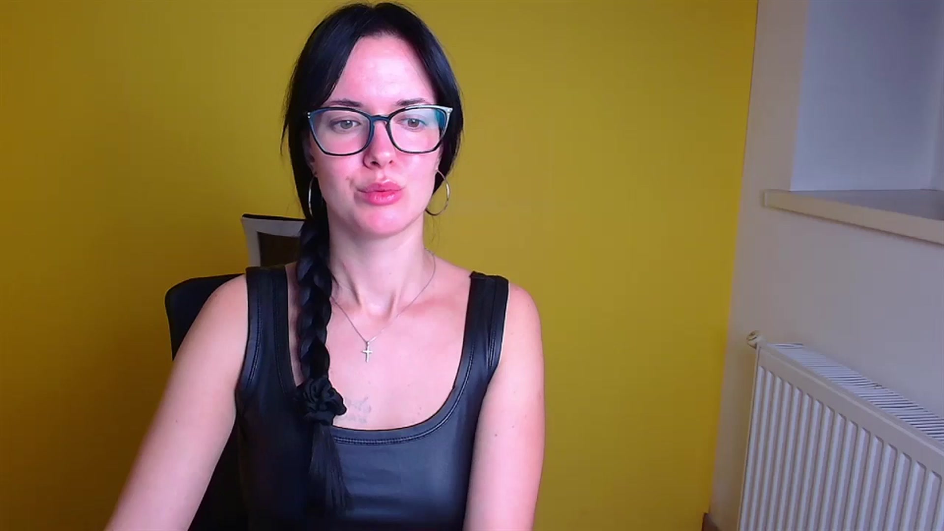 Gallery image thumbnail from Black_Red's myfreecams stream on, 11/17/2024, 07:32 image 17 of 20