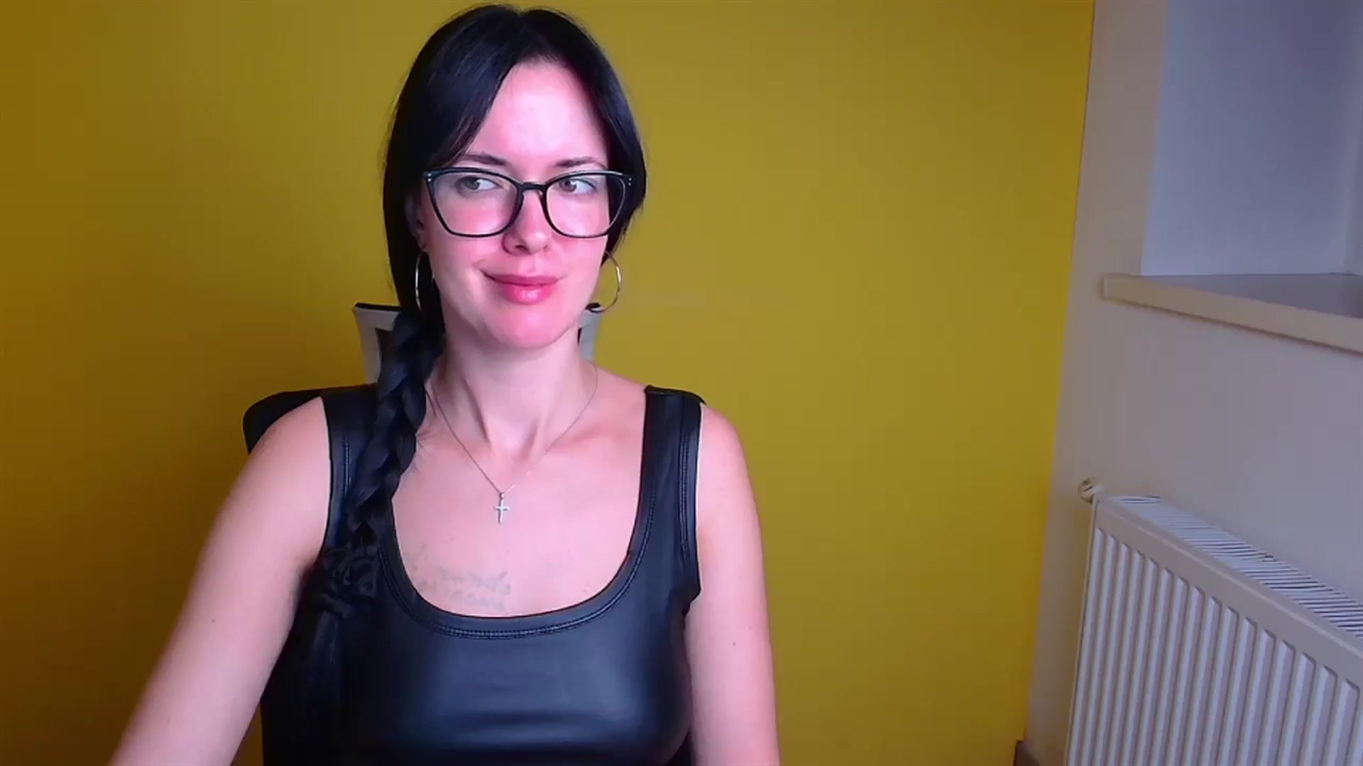 Gallery image thumbnail from Black_Red's myfreecams stream on, 11/17/2024, 07:32 image 15 of 20