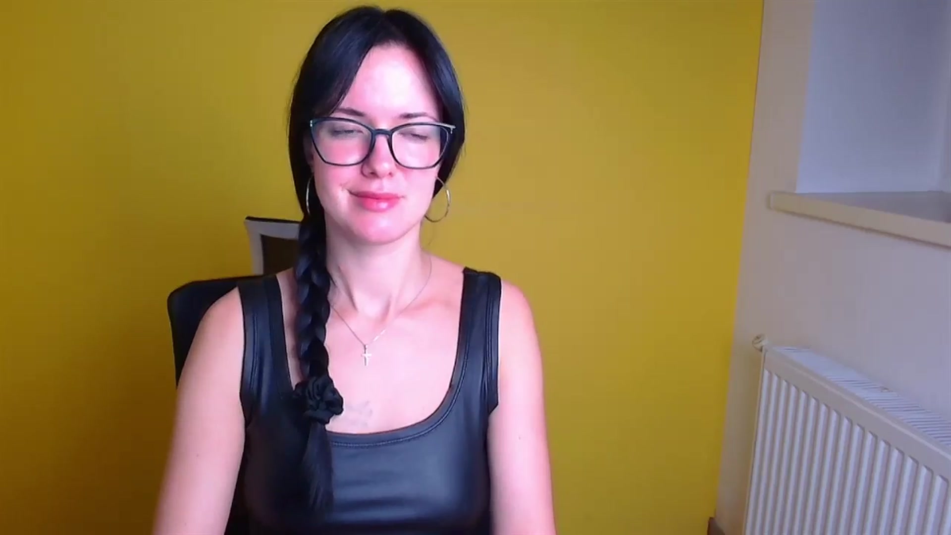 Gallery image thumbnail from Black_Red's myfreecams stream on, 11/17/2024, 07:32 image 16 of 20