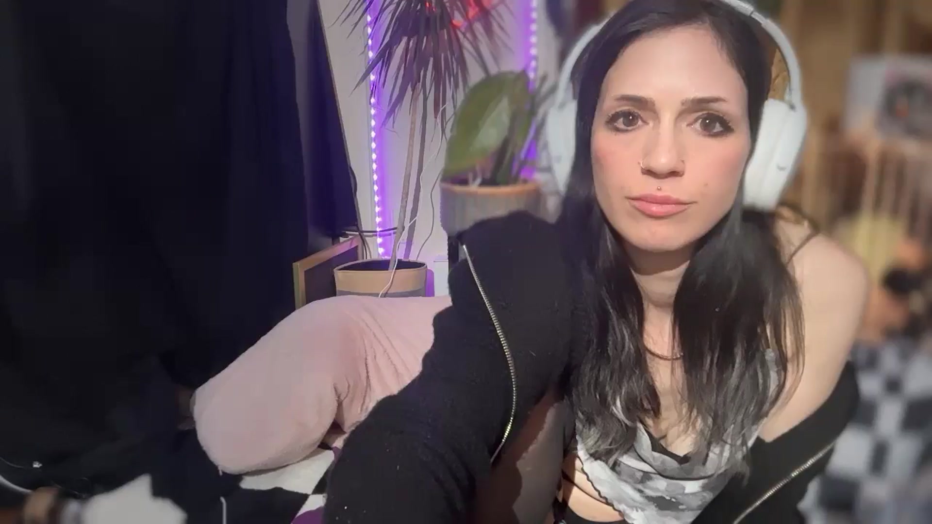 Gallery image thumbnail from BlairBangs's myfreecams stream on, 04/21/2025, 10:35 image 7 of 20
