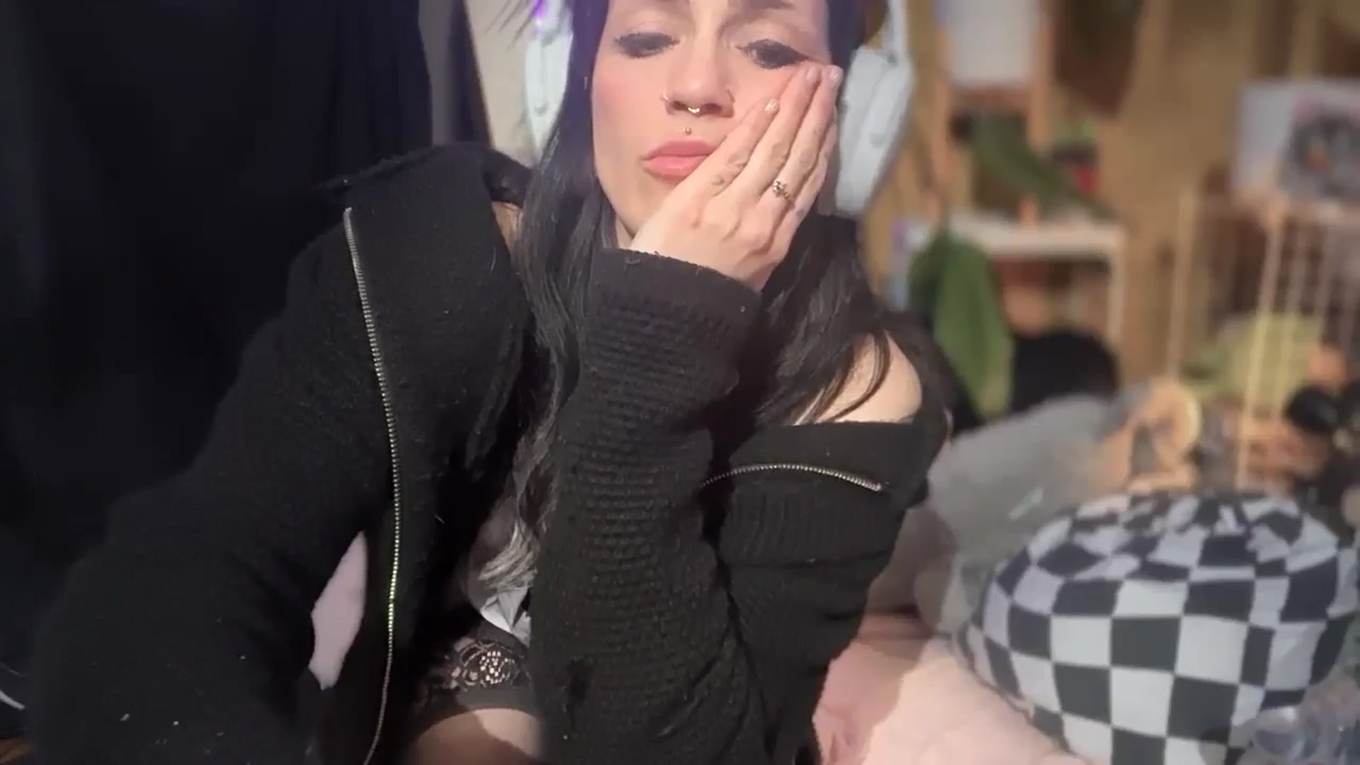 Gallery image thumbnail from BlairBangs's myfreecams stream on, 04/21/2025, 10:35 image 3 of 20