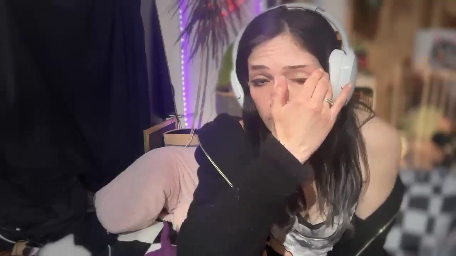 Gallery image thumbnail from BlairBangs's myfreecams stream on, 04/21/2025, 10:35 image 6 of 20