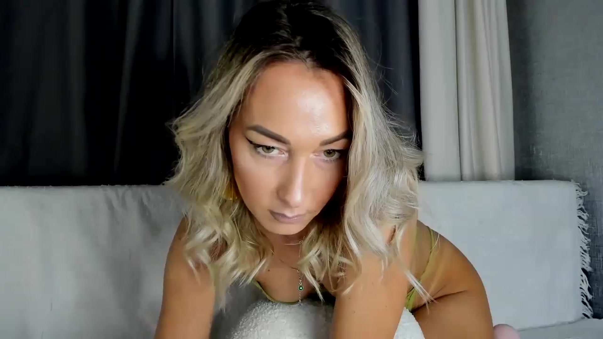 Gallery image thumbnail from Blake_Star's myfreecams stream on, 04/10/2024, 24:17 image 3 of 20