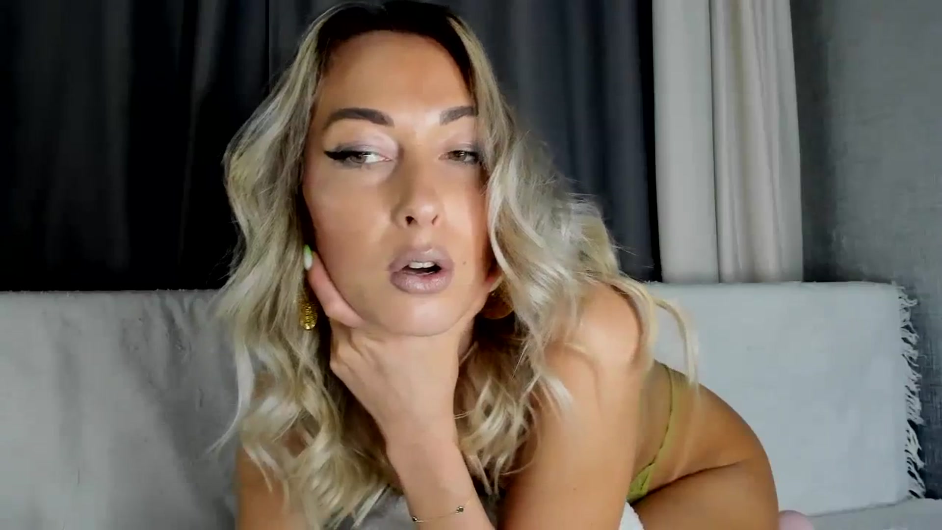 Gallery image thumbnail from Blake_Star's myfreecams stream on, 04/10/2024, 24:17 image 8 of 20