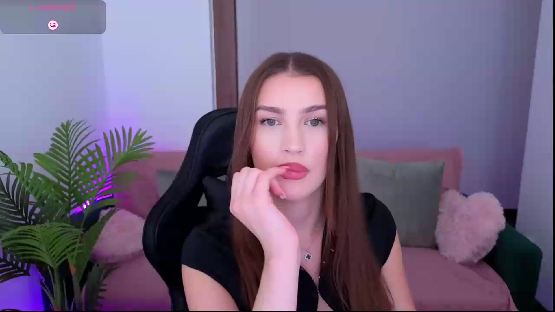 Gallery image thumbnail from Blare's myfreecams stream on, 08/27/2026, 17:55 image 16 of 20