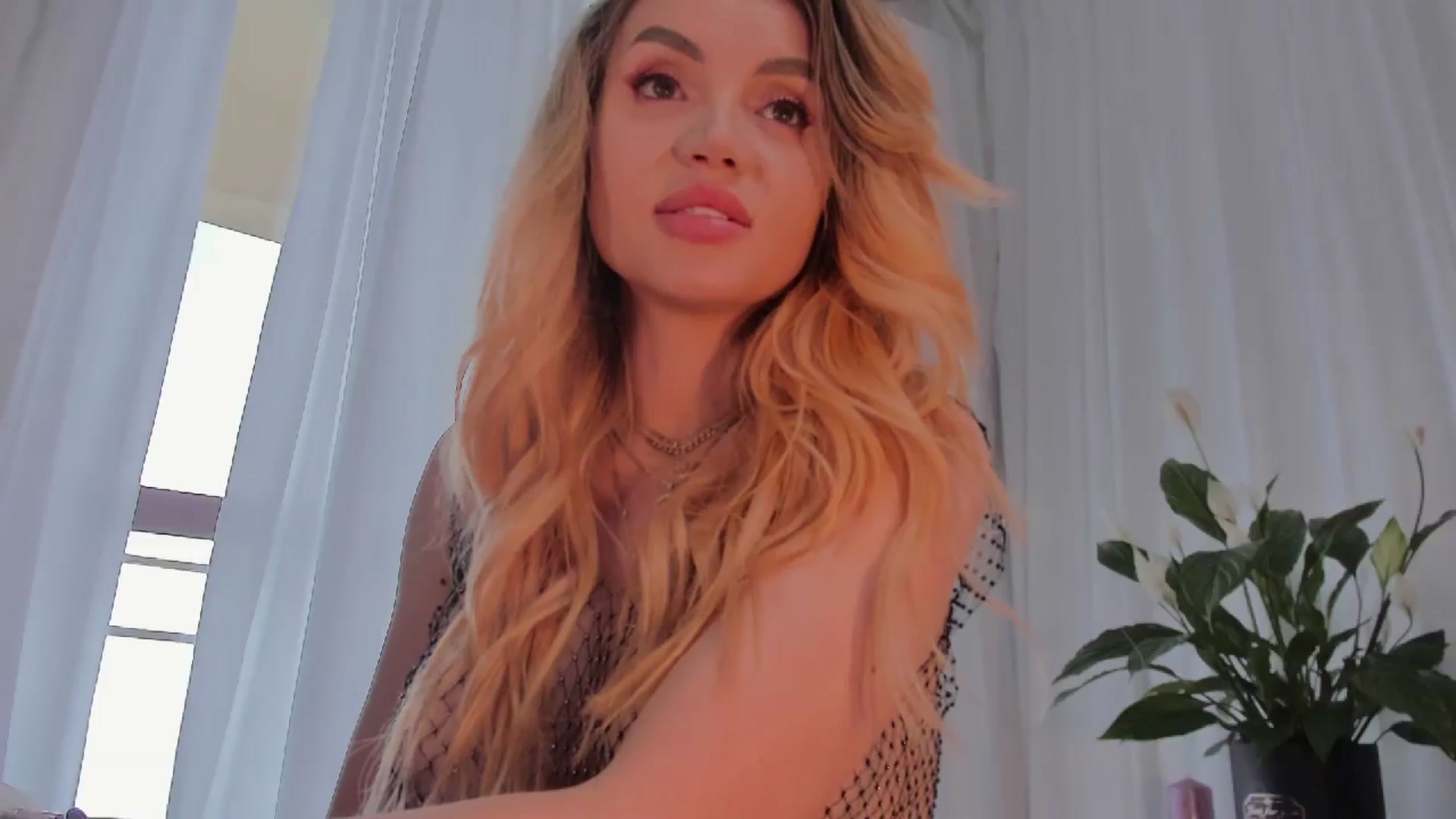 Gallery image thumbnail from Blond3B's myfreecams stream on, 05/12/2024, 11:38 image 11 of 20