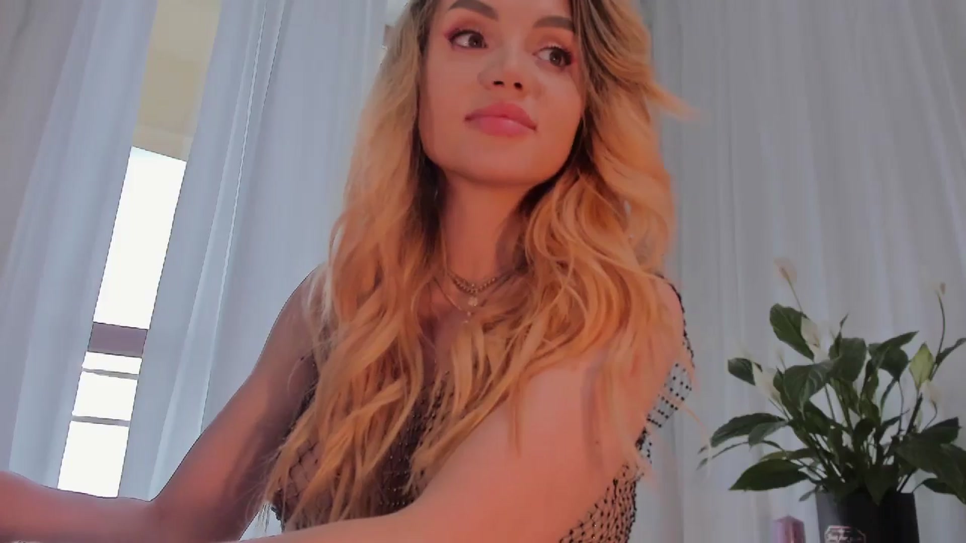 Gallery image thumbnail from Blond3B's myfreecams stream on, 05/12/2024, 11:38 image 10 of 20
