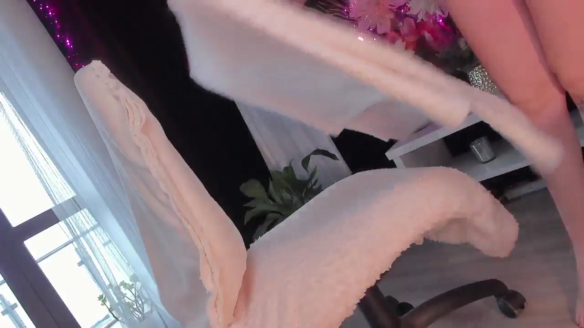 Gallery image thumbnail from Blond3B's myfreecams stream on, 12/10/2024, 13:01 image 12 of 20