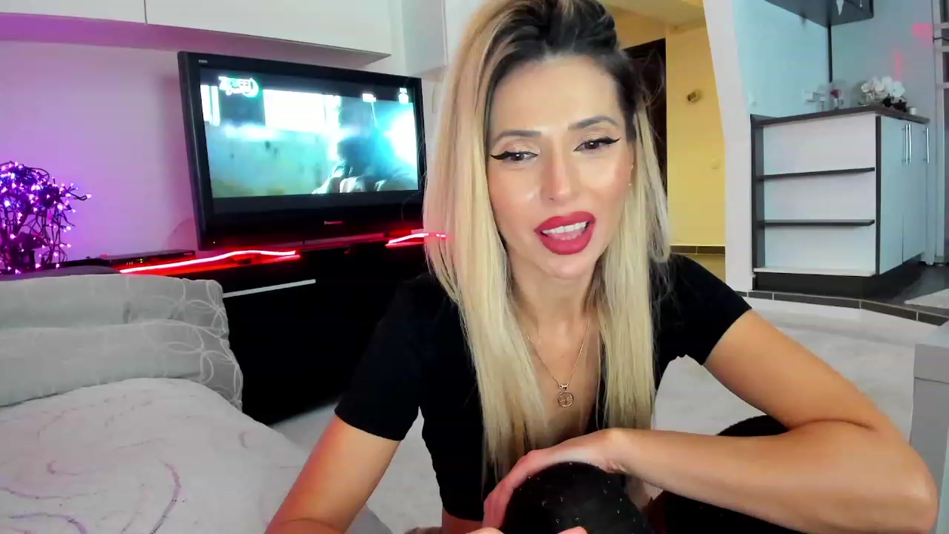 Gallery image thumbnail from BlondBoobs2Go's myfreecams stream on, 12/08/2023, 02:56 image 8 of 20