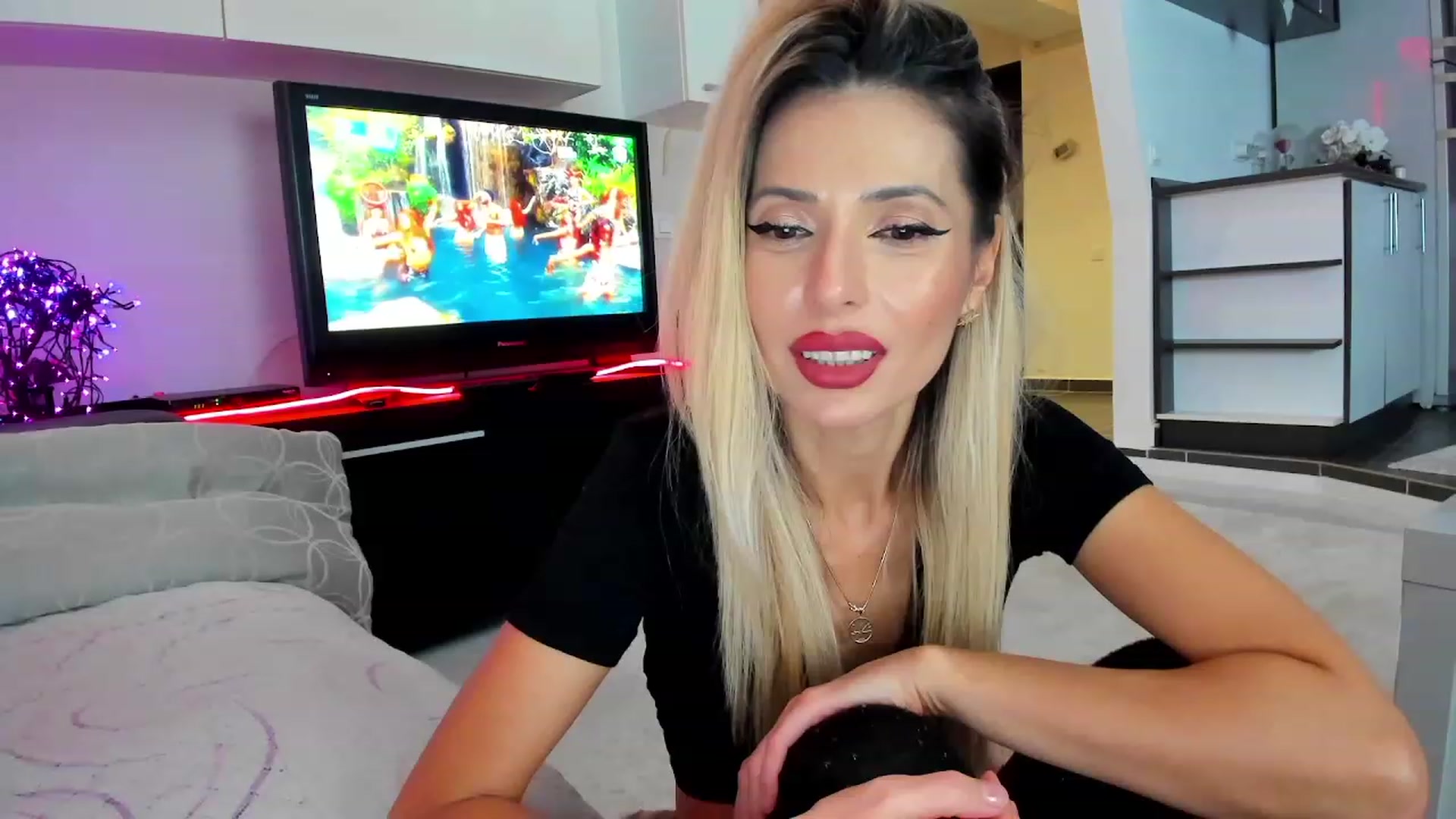 Gallery image thumbnail from BlondBoobs2Go's myfreecams stream on, 12/08/2023, 02:56 image 6 of 20