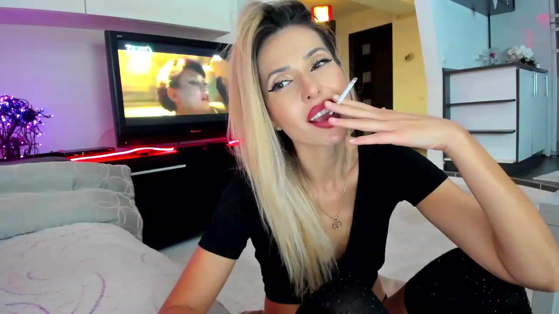 Gallery image thumbnail from BlondBoobs2Go's myfreecams stream on, 12/08/2023, 02:56 image 10 of 20