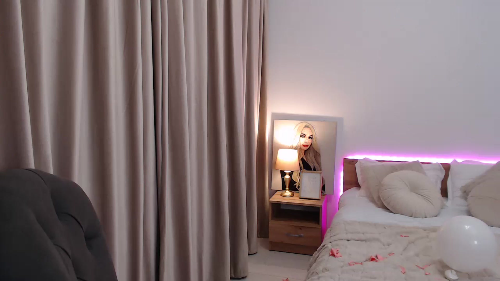 Gallery image thumbnail from BlondeIsBack's myfreecams stream on, 05/19/2024, 01:17 image 3 of 20