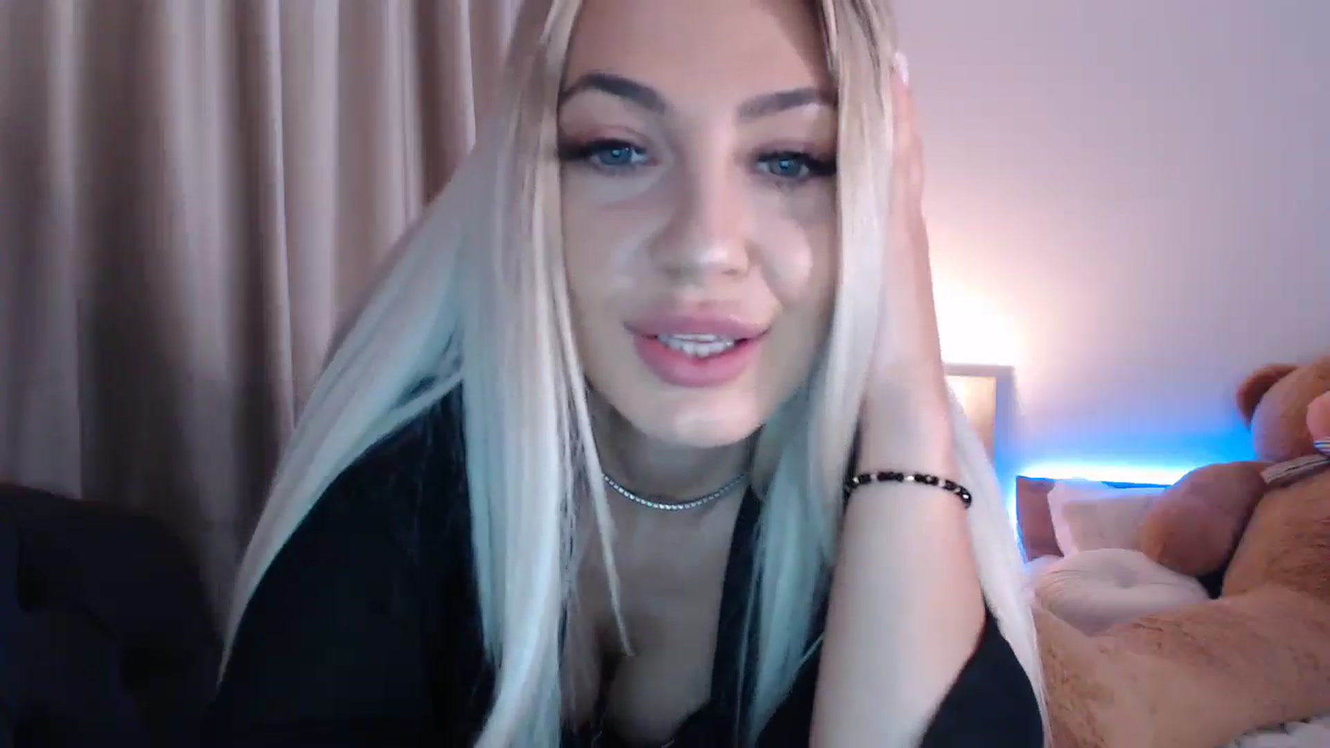 Gallery image thumbnail from BlondeIsBack's myfreecams stream on, 05/19/2024, 01:17 image 18 of 20
