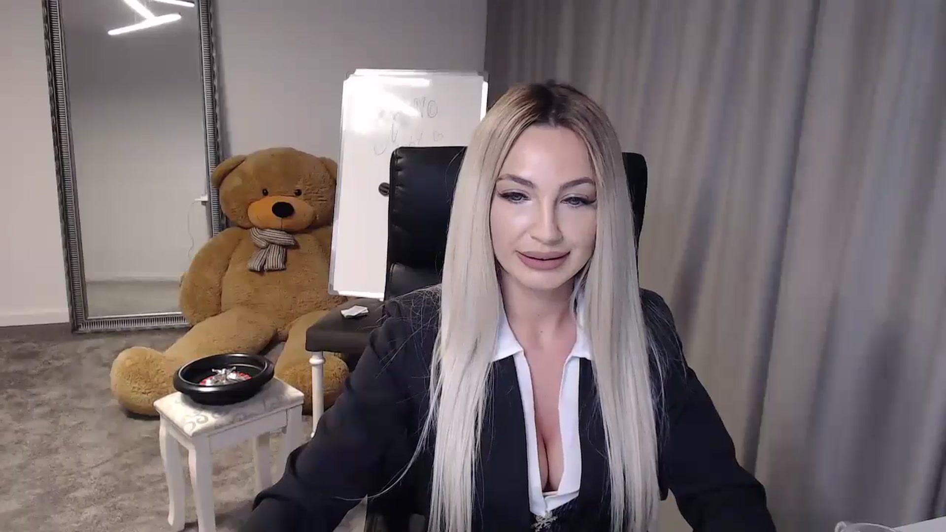 Gallery image thumbnail from BlondeIsBack's myfreecams stream on, 05/23/2024, 20:39 image 4 of 20