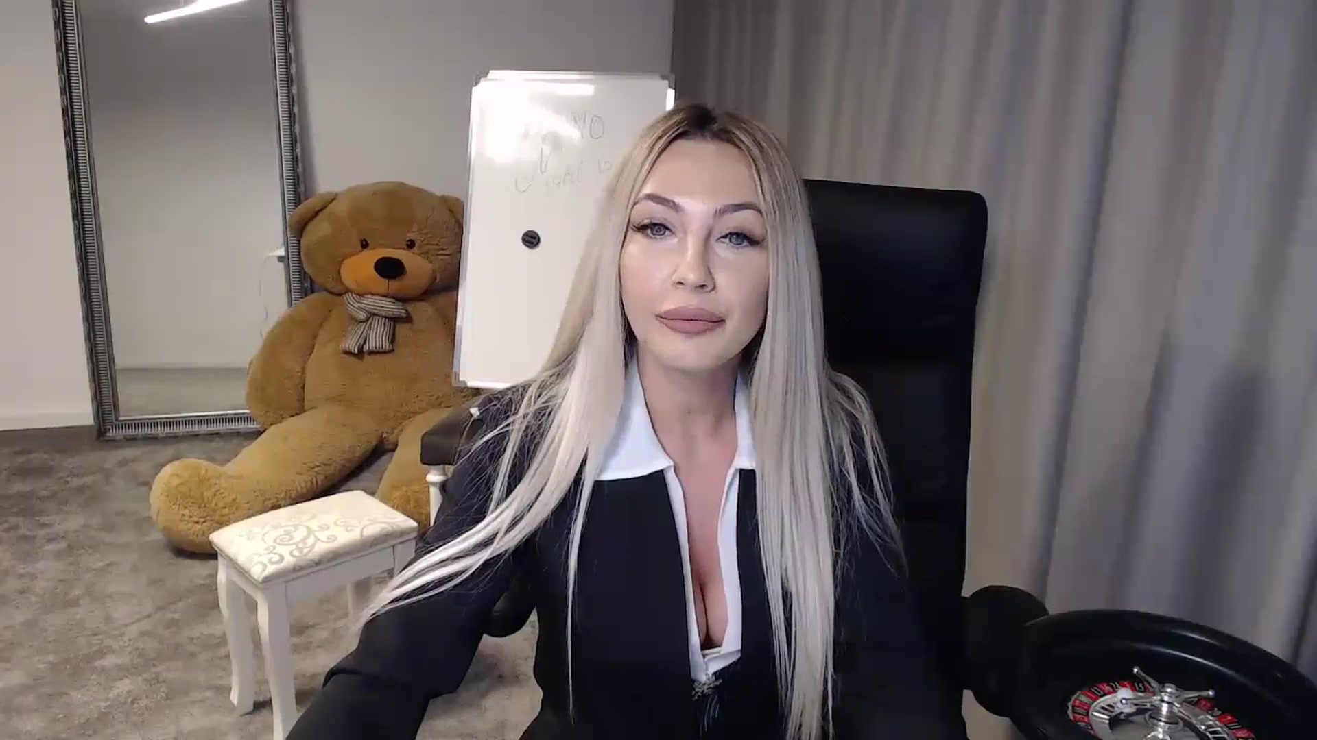 Gallery image thumbnail from BlondeIsBack's myfreecams stream on, 05/23/2024, 20:39 image 9 of 20