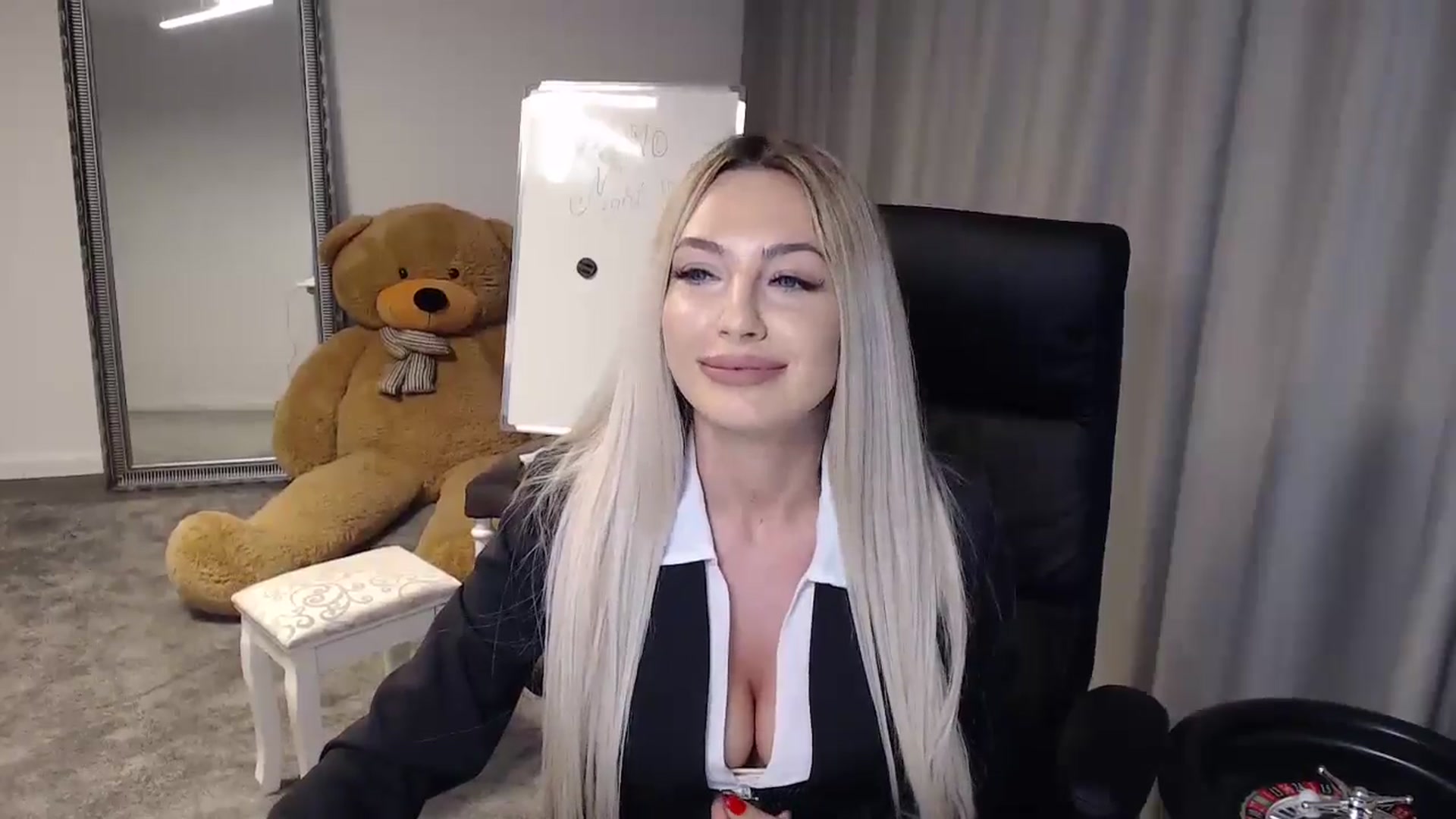 Gallery image thumbnail from BlondeIsBack's myfreecams stream on, 05/23/2024, 20:39 image 11 of 20