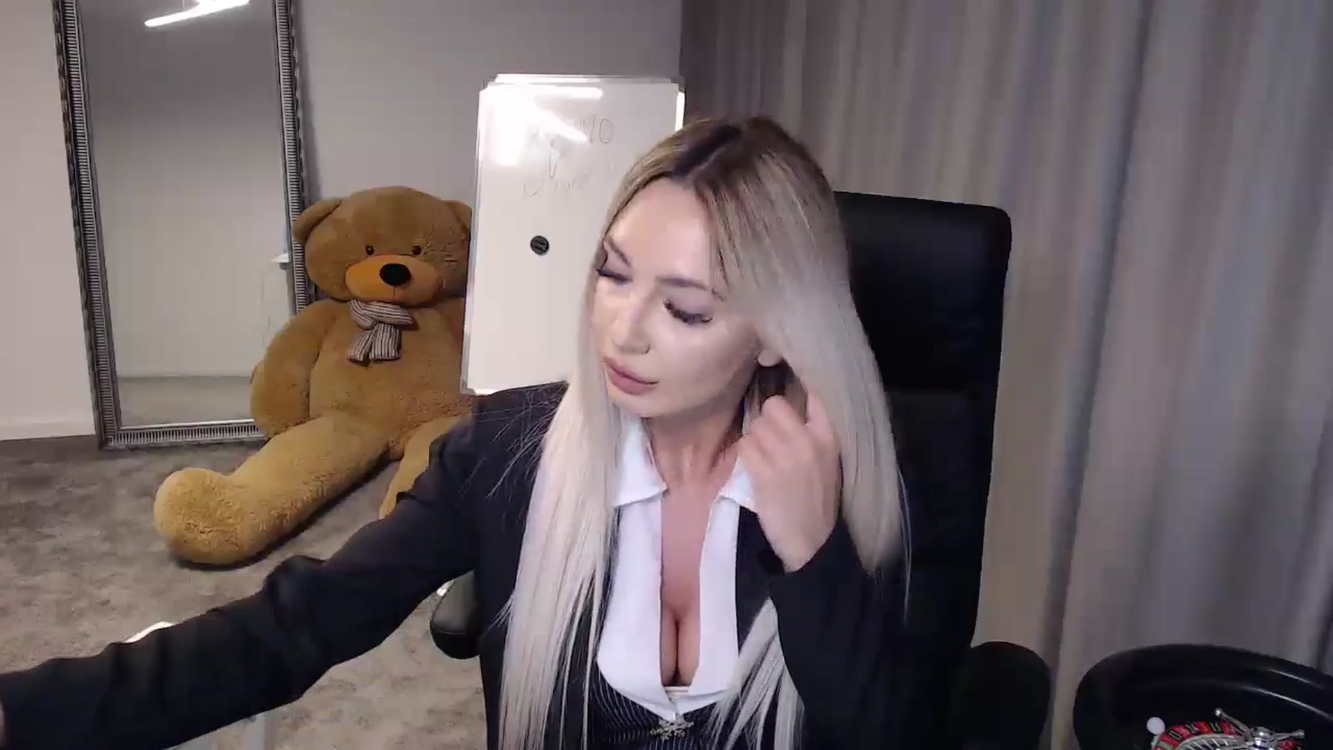 Gallery image thumbnail from BlondeIsBack's myfreecams stream on, 05/23/2024, 22:09 image 2 of 20