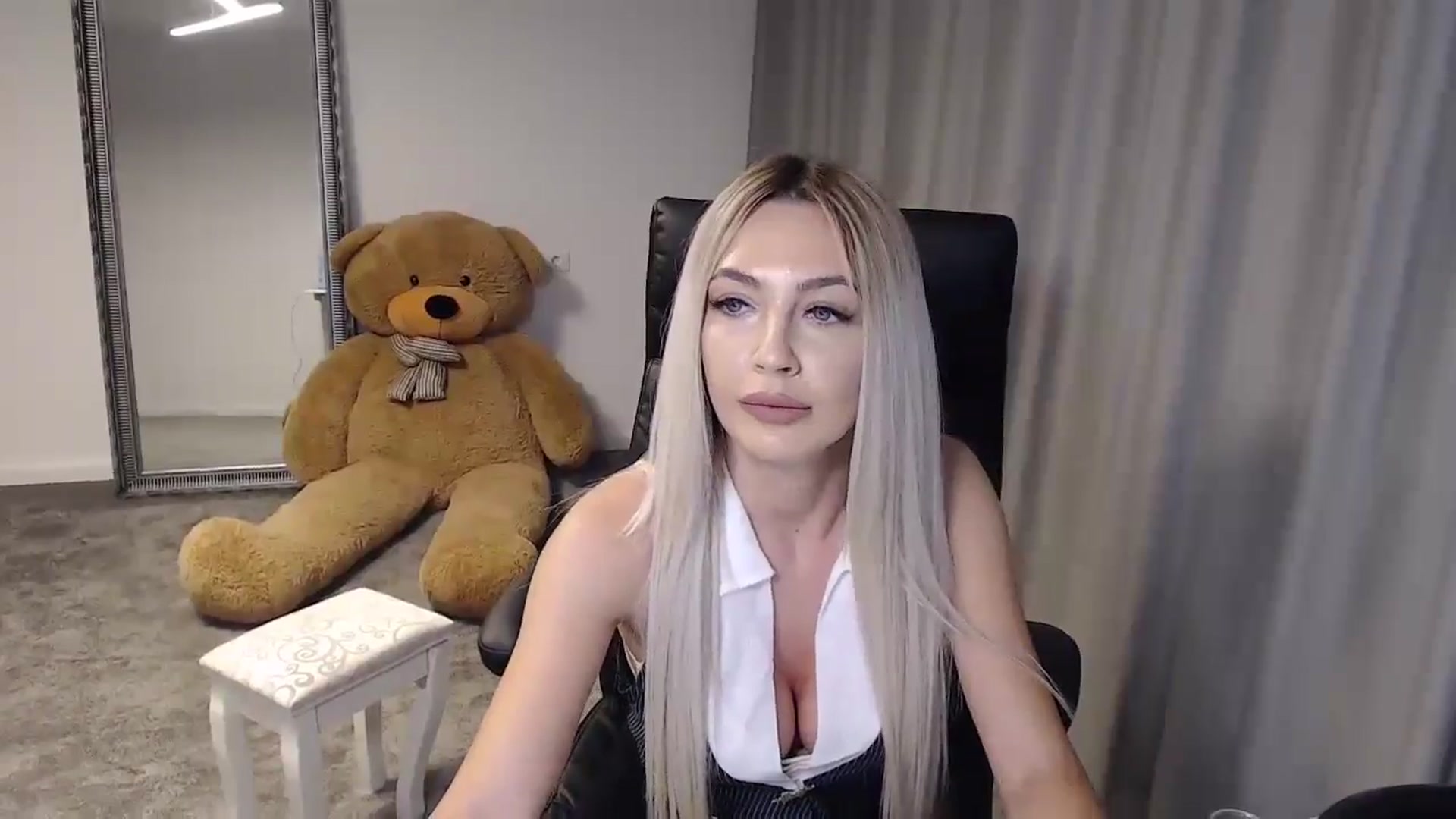 Gallery image thumbnail from BlondeIsBack's myfreecams stream on, 05/23/2024, 23:49 image 6 of 20