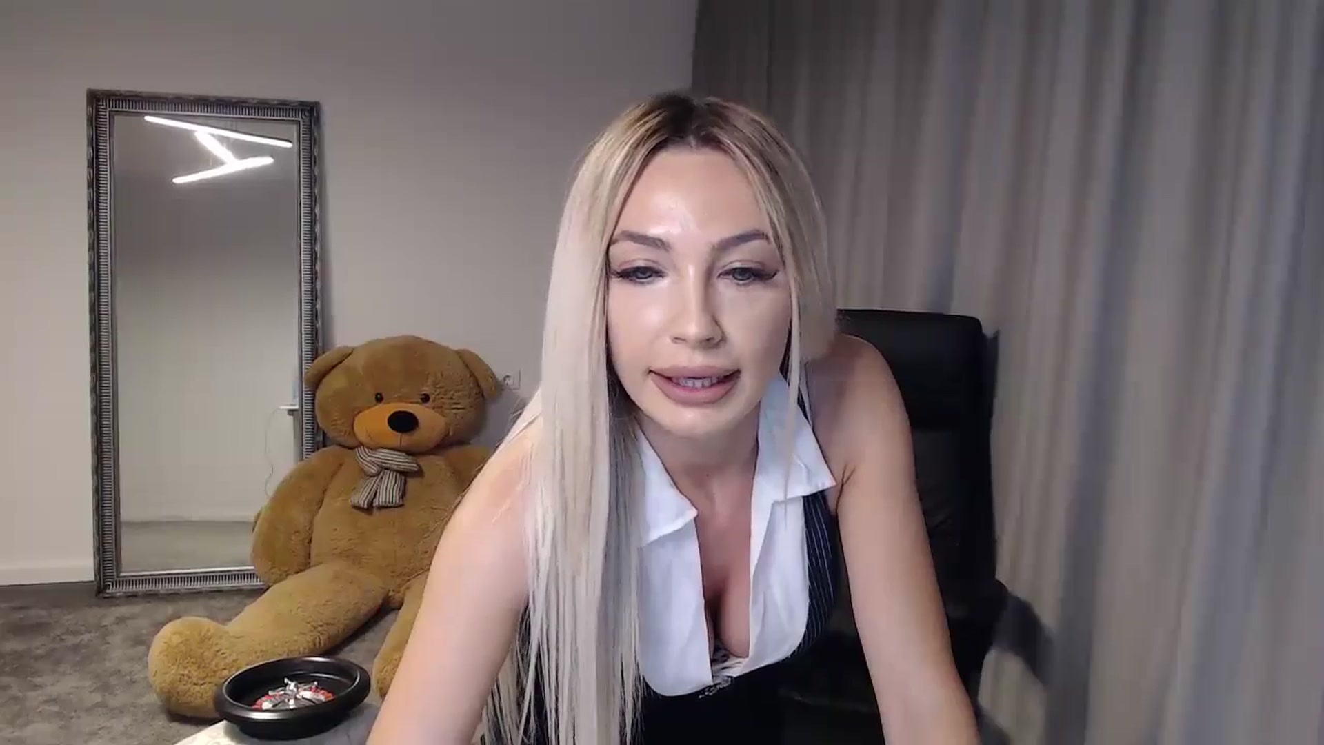 Gallery image thumbnail from BlondeIsBack's myfreecams stream on, 05/23/2024, 23:49 image 8 of 20