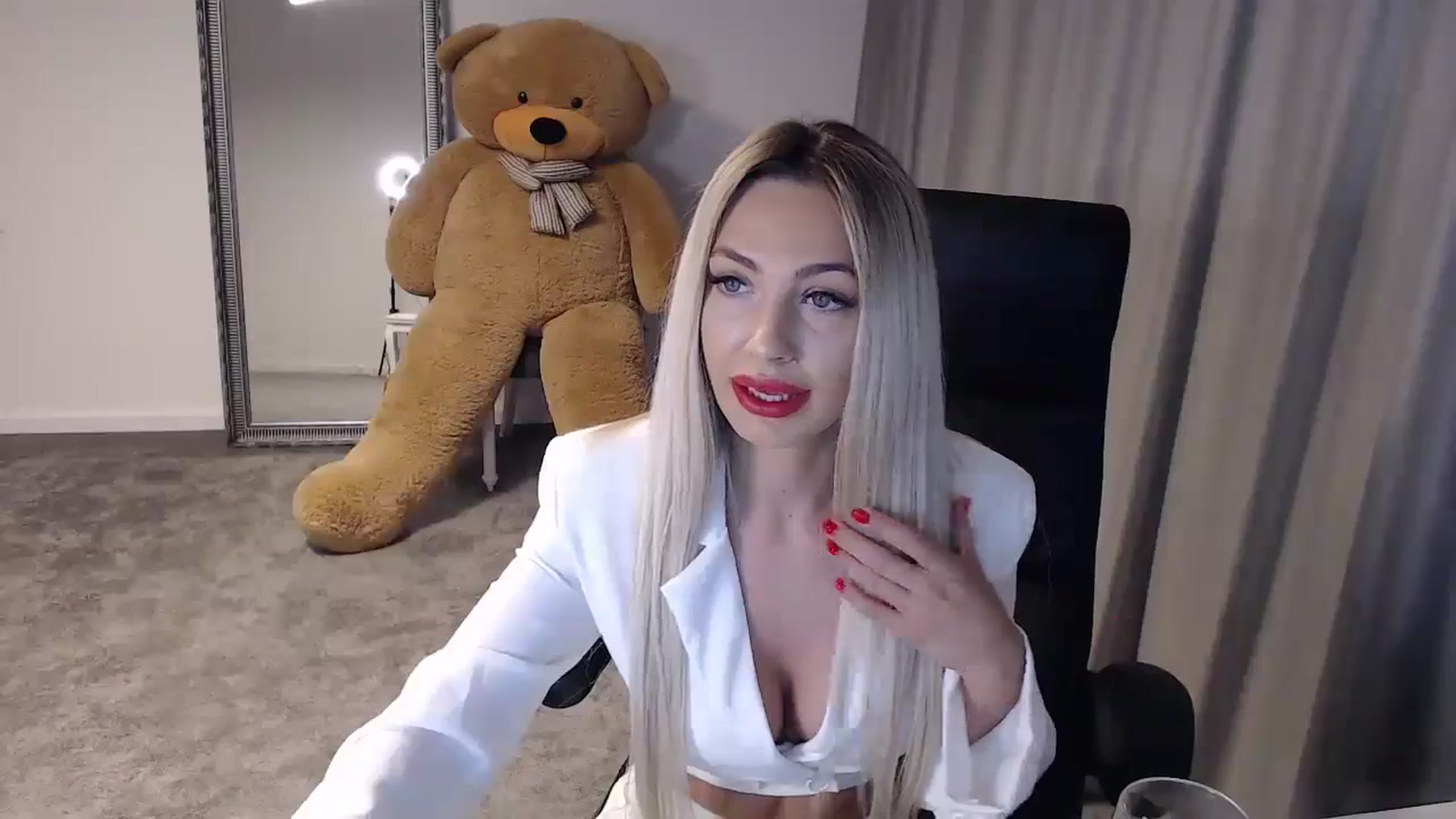 Gallery image thumbnail from BlondeIsBack's myfreecams stream on, 05/25/2024, 21:13 image 5 of 20
