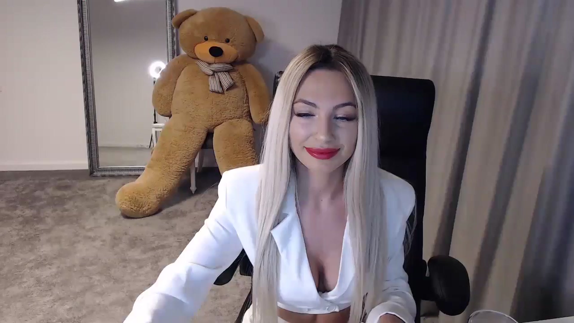 Gallery image thumbnail from BlondeIsBack's myfreecams stream on, 05/25/2024, 21:13 image 2 of 20