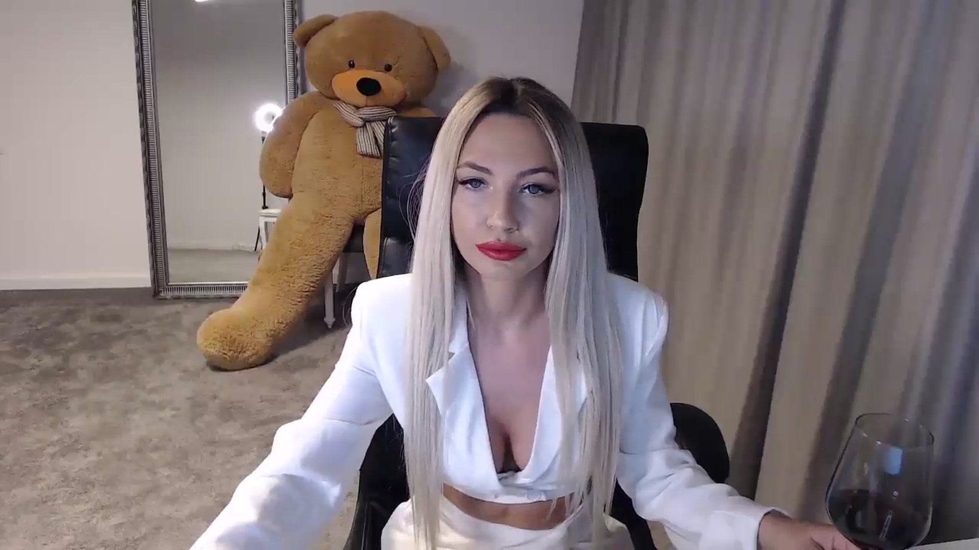 Gallery image thumbnail from BlondeIsBack's myfreecams stream on, 05/25/2024, 21:13 image 20 of 20