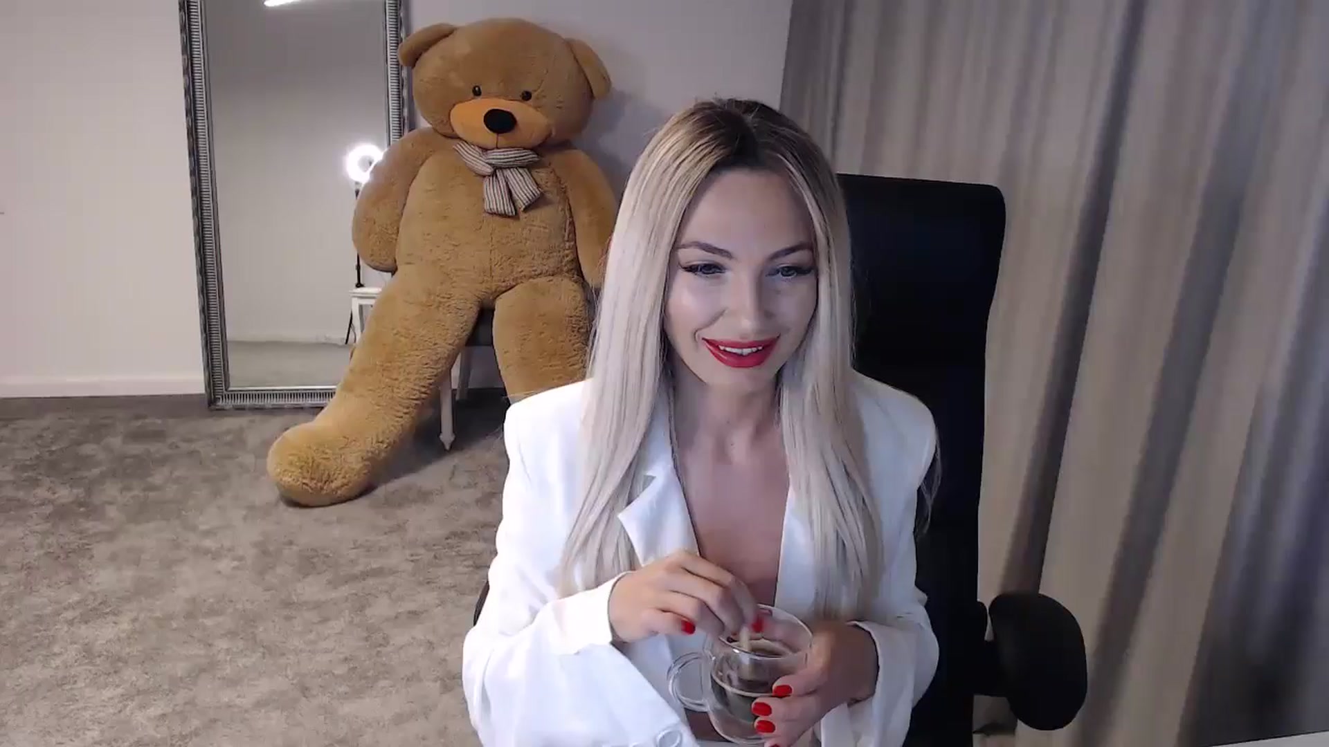 Gallery image thumbnail from BlondeIsBack's myfreecams stream on, 05/25/2024, 21:13 image 1 of 20