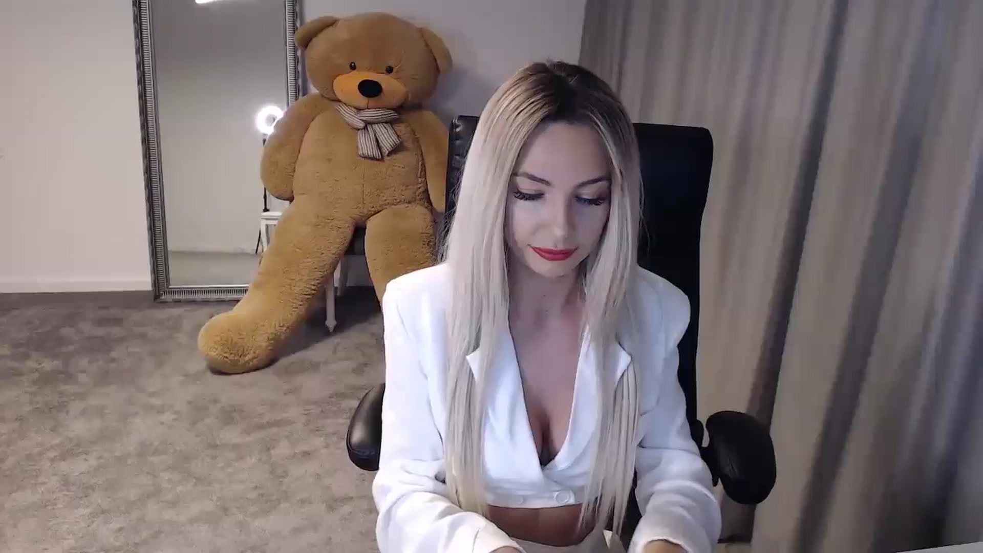 Gallery image thumbnail from BlondeIsBack's myfreecams stream on, 05/25/2024, 21:13 image 10 of 20