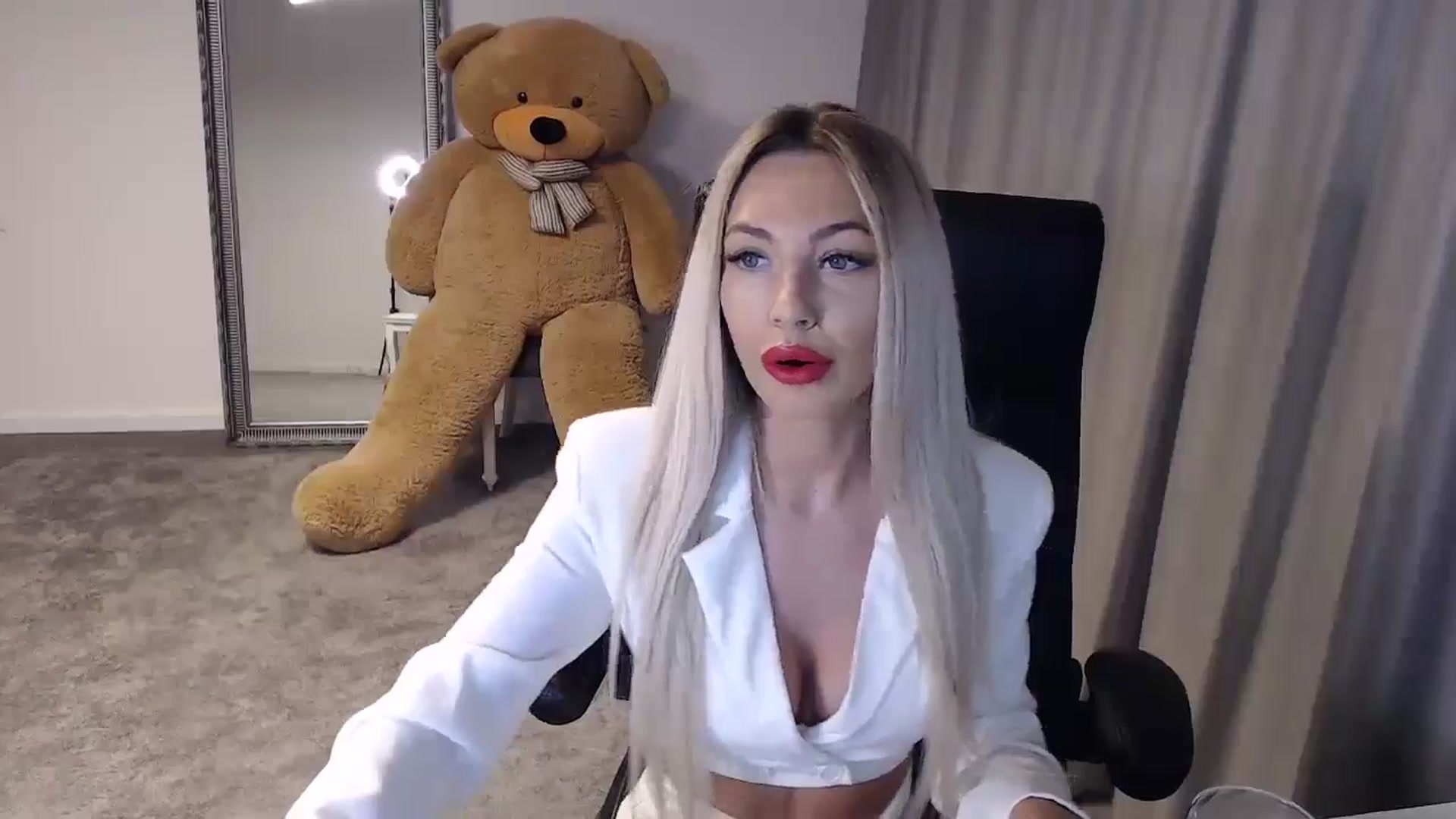 Gallery image thumbnail from BlondeIsBack's myfreecams stream on, 05/25/2024, 21:13 image 3 of 20