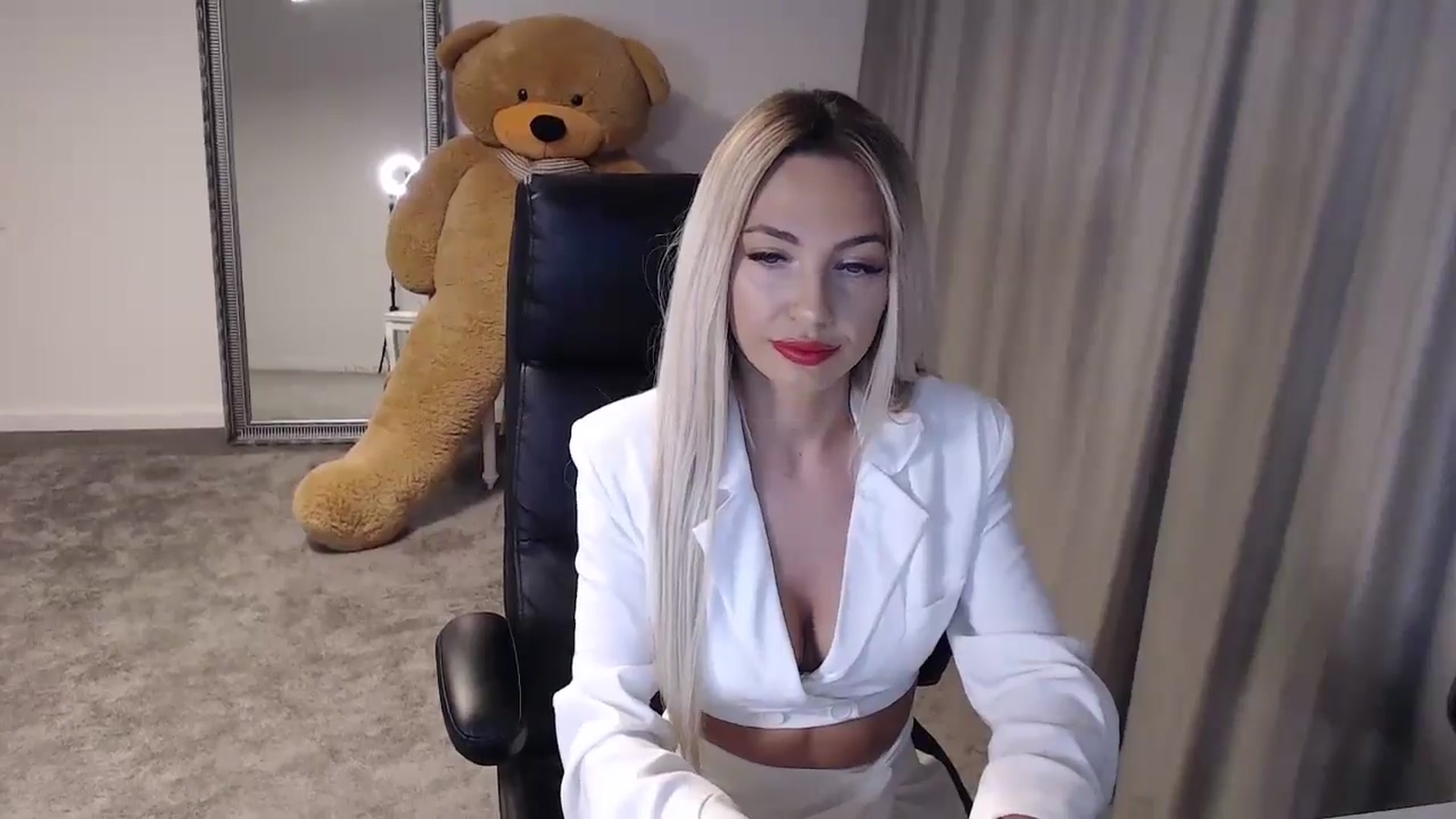 Gallery image thumbnail from BlondeIsBack's myfreecams stream on, 05/25/2024, 21:13 image 18 of 20