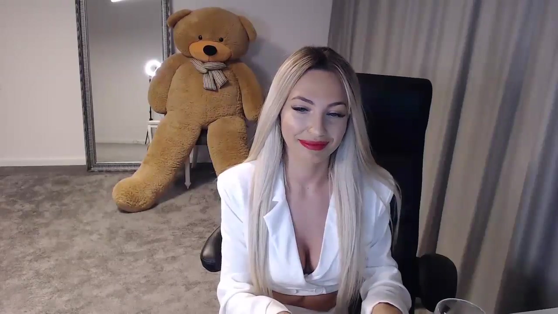 Gallery image thumbnail from BlondeIsBack's myfreecams stream on, 05/25/2024, 21:13 image 6 of 20