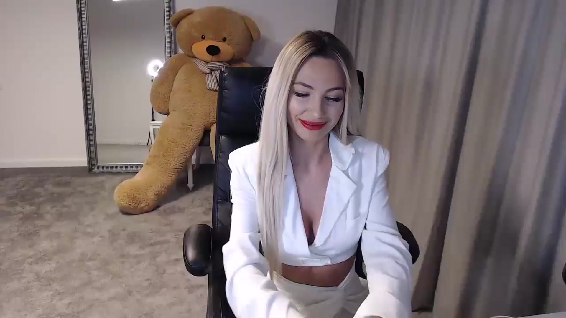 Gallery image thumbnail from BlondeIsBack's myfreecams stream on, 05/25/2024, 21:13 image 17 of 20