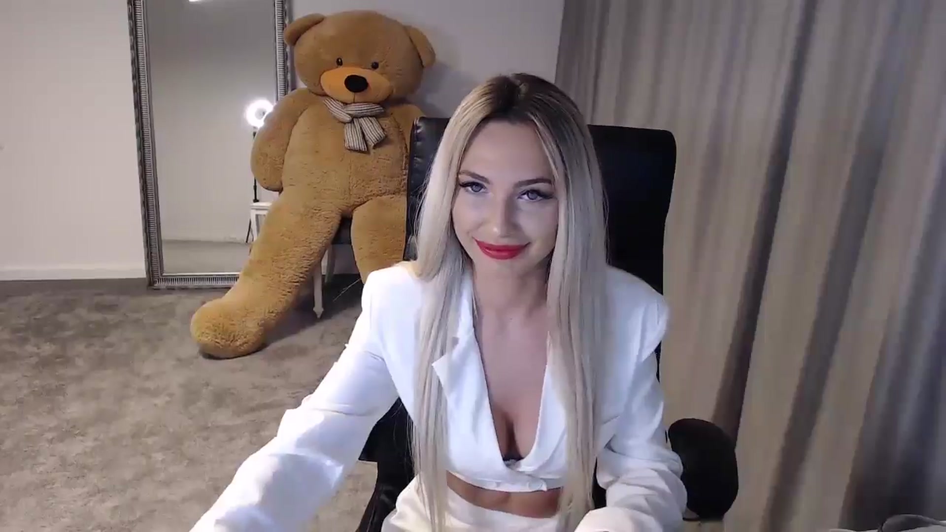 Gallery image thumbnail from BlondeIsBack's myfreecams stream on, 05/25/2024, 21:13 image 15 of 20