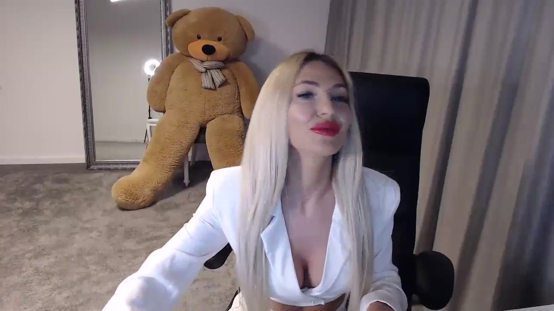 Gallery image thumbnail from BlondeIsBack's myfreecams stream on, 05/25/2024, 21:13 image 7 of 20