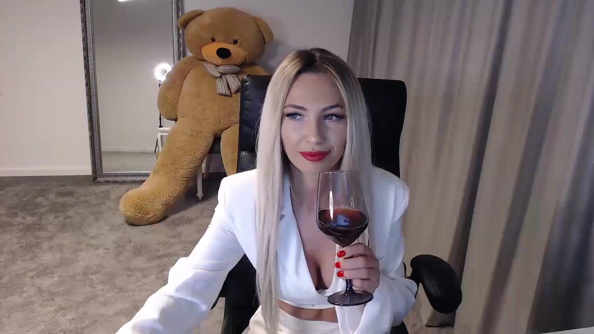 Gallery image thumbnail from BlondeIsBack's myfreecams stream on, 05/25/2024, 21:13 image 14 of 20