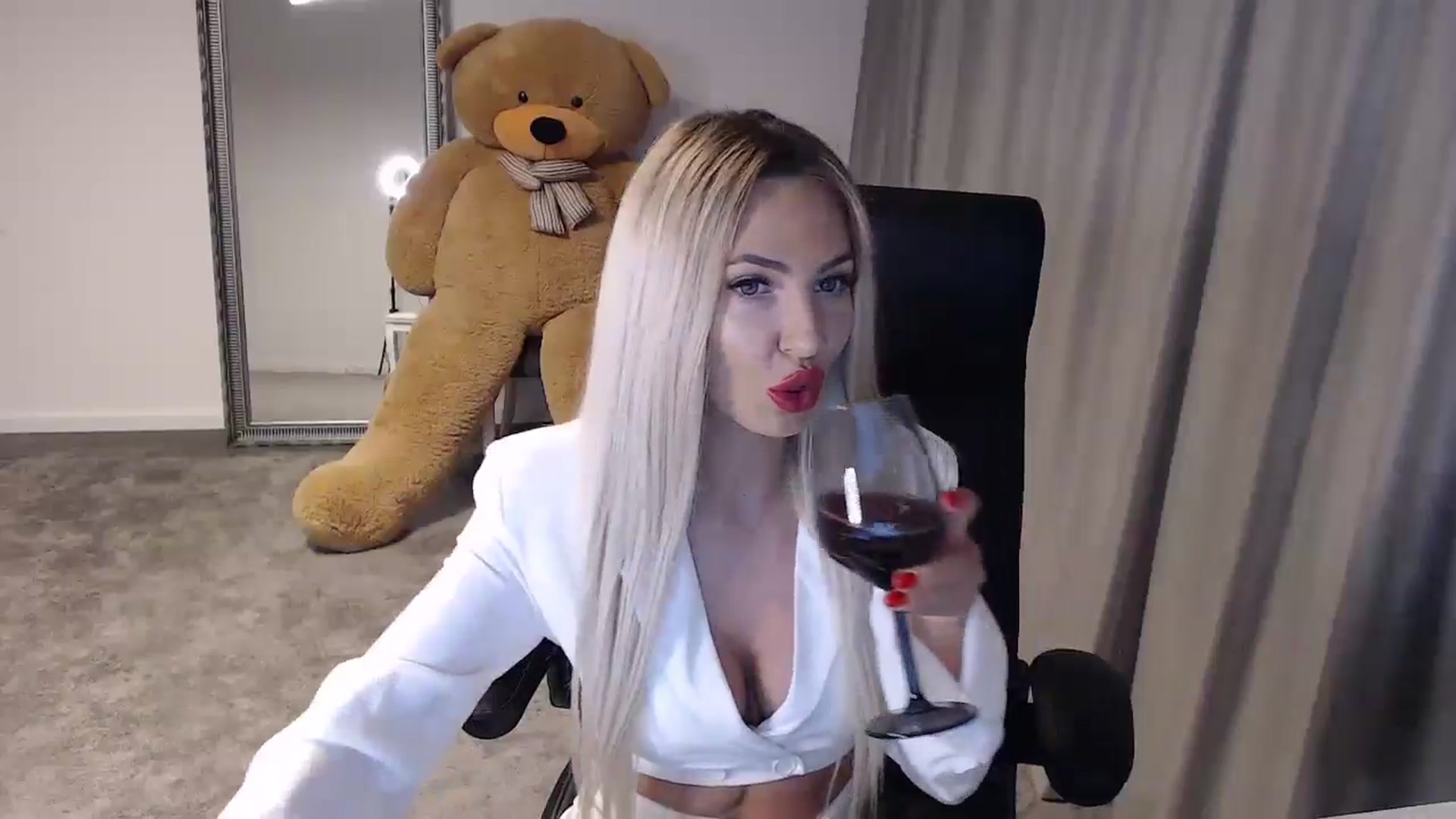 Gallery image thumbnail from BlondeIsBack's myfreecams stream on, 05/25/2024, 21:13 image 12 of 20