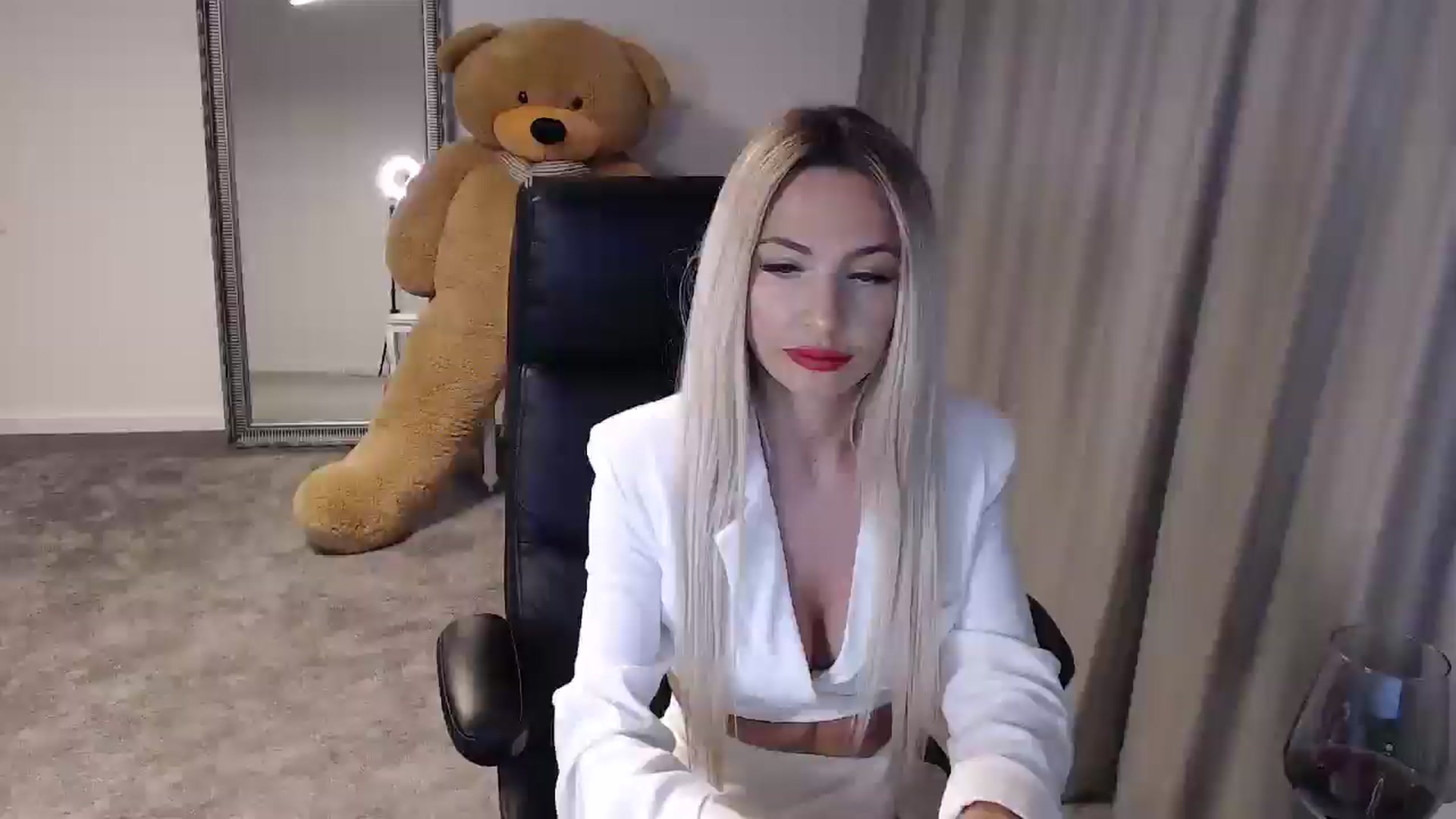 Gallery image thumbnail from BlondeIsBack's myfreecams stream on, 05/25/2024, 21:13 image 19 of 20