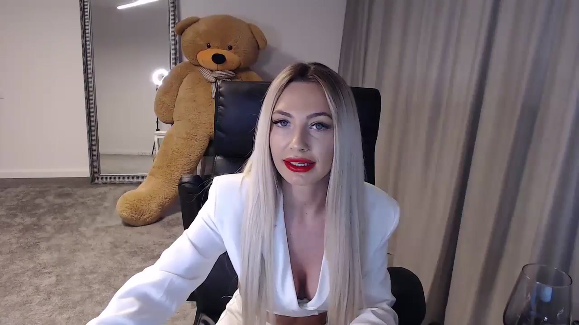 Gallery image thumbnail from BlondeIsBack's myfreecams stream on, 05/26/2024, 24:02 image 1 of 20