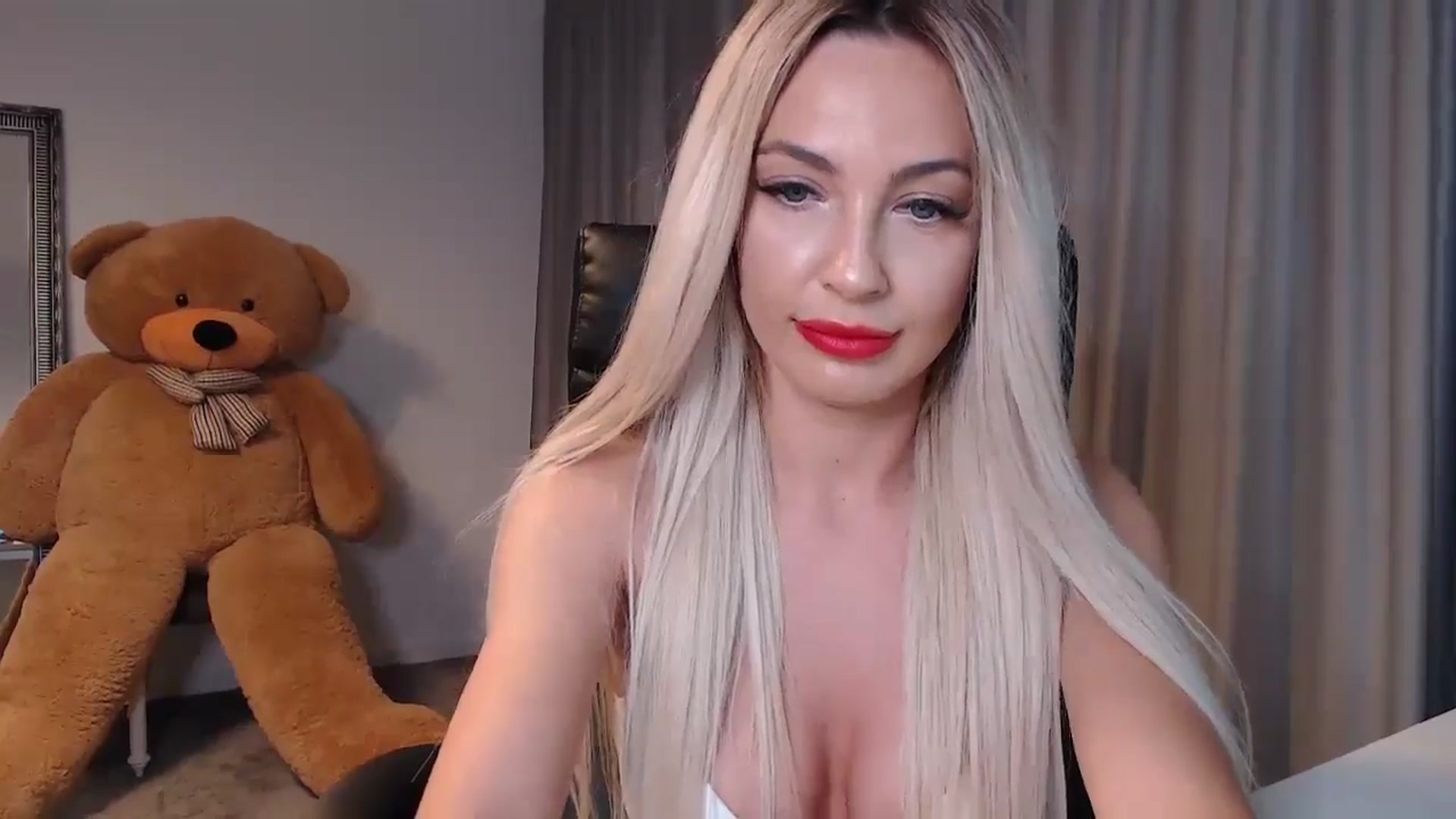 Gallery image thumbnail from BlondeIsBack's myfreecams stream on, 05/26/2024, 24:25 image 9 of 20
