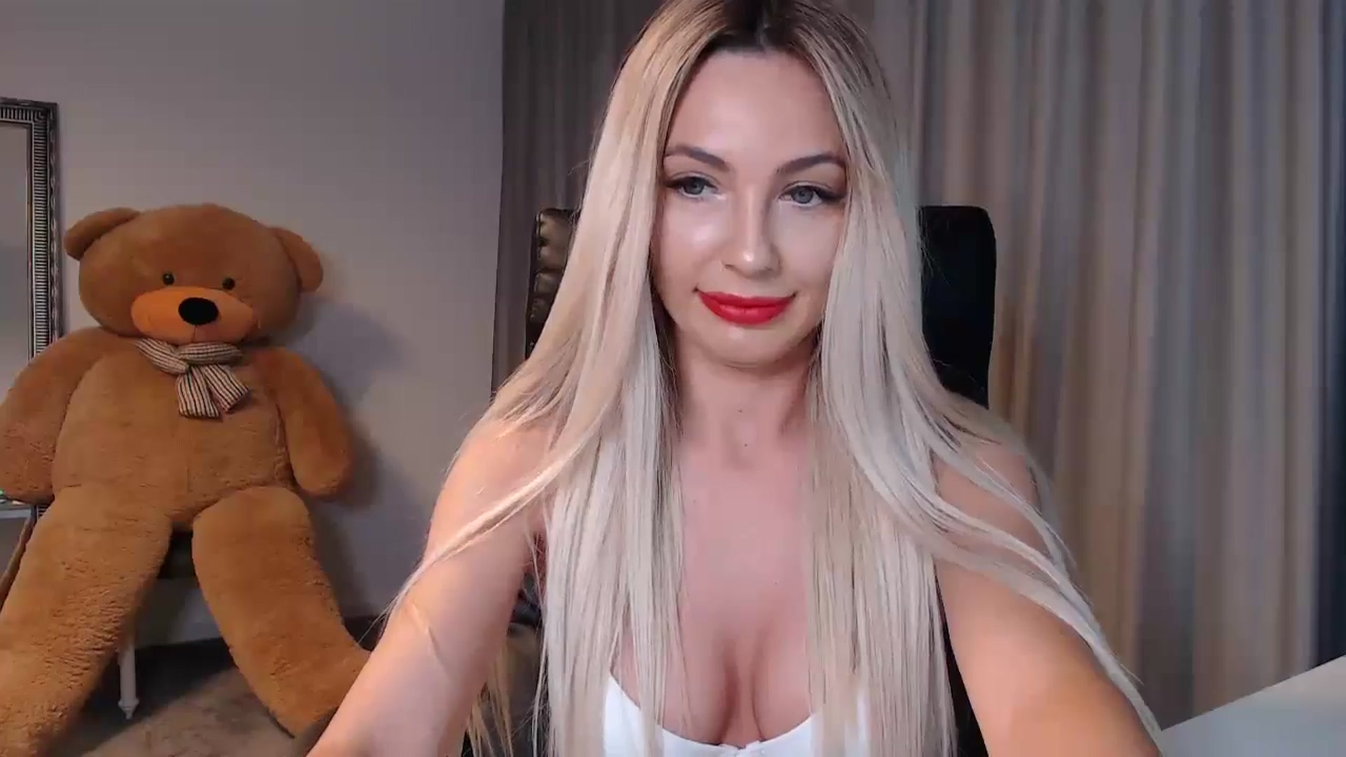 Gallery image thumbnail from BlondeIsBack's myfreecams stream on, 05/26/2024, 24:25 image 7 of 20