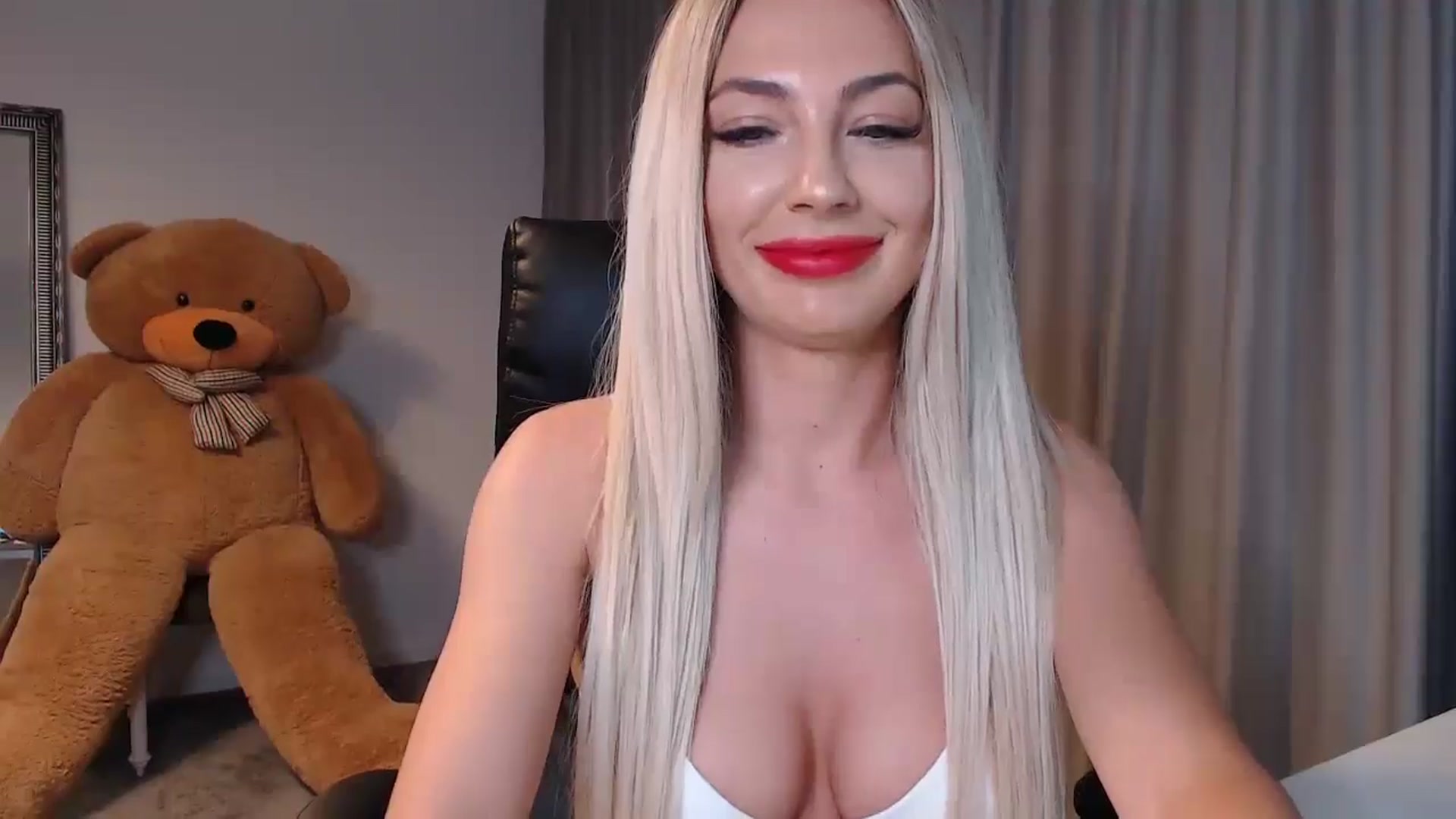Gallery image thumbnail from BlondeIsBack's myfreecams stream on, 05/26/2024, 24:25 image 17 of 20